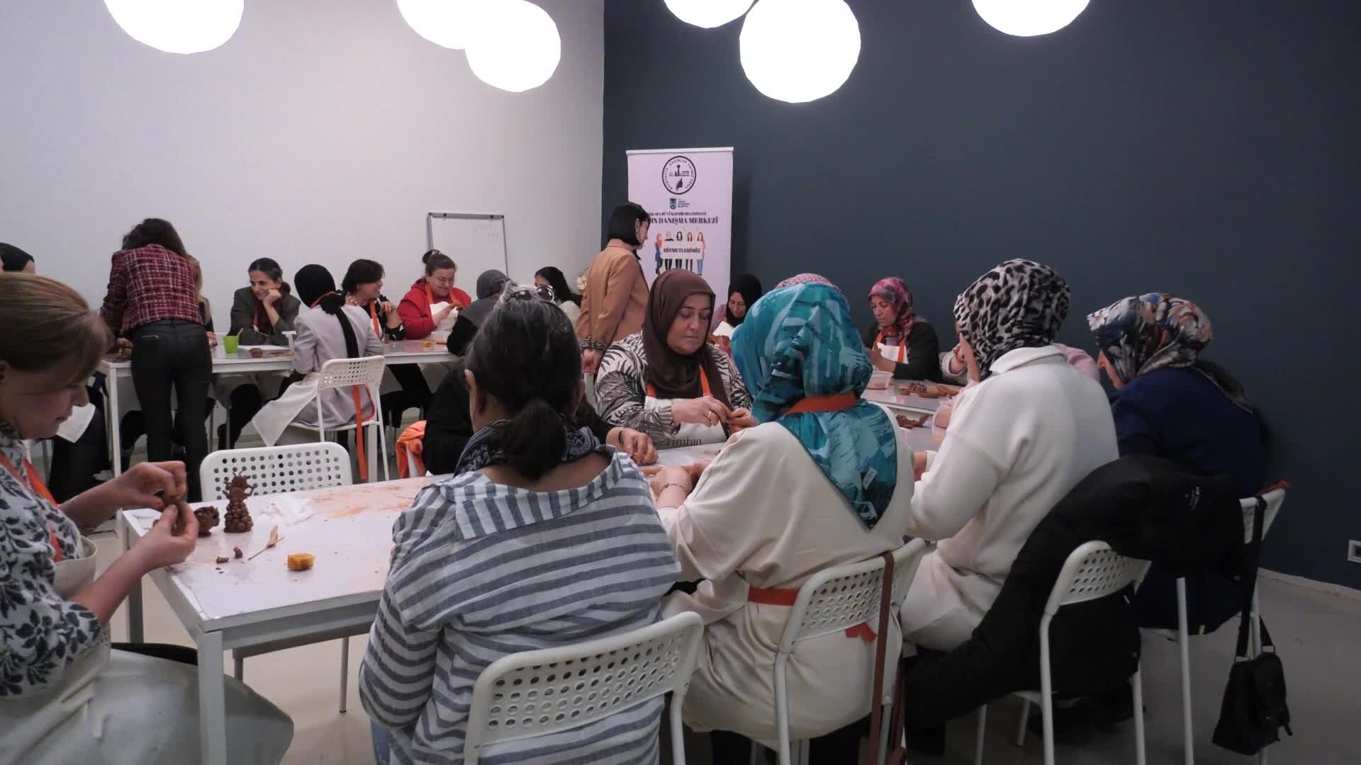 Ankara Büyükşehir Belediyesi'nden kadınlara yönelik kil atölyesi