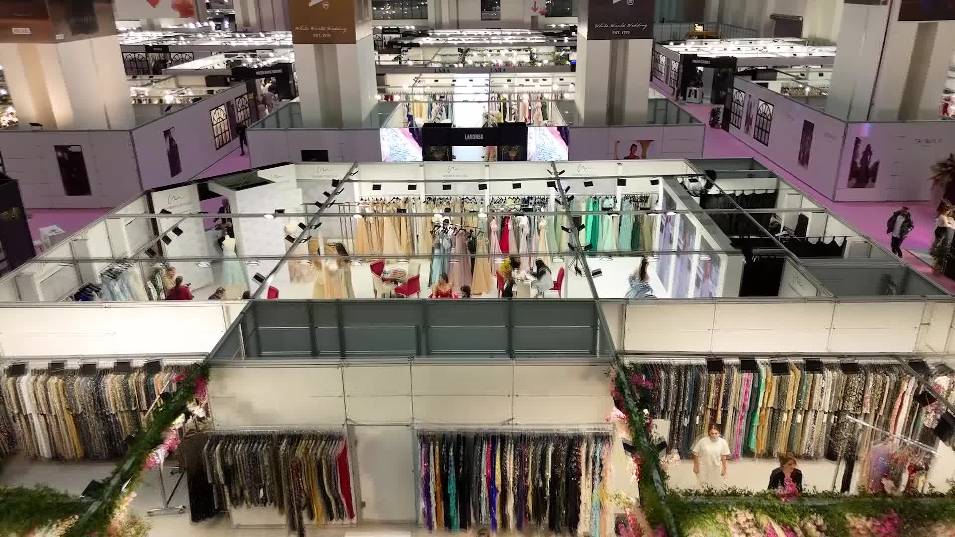 If Wedding Fashion İzmir’de podyumda yürüyen Wilma Elles’ten kadınlara mesaj: Annelik ve kariyer bir arada yürütülebilir