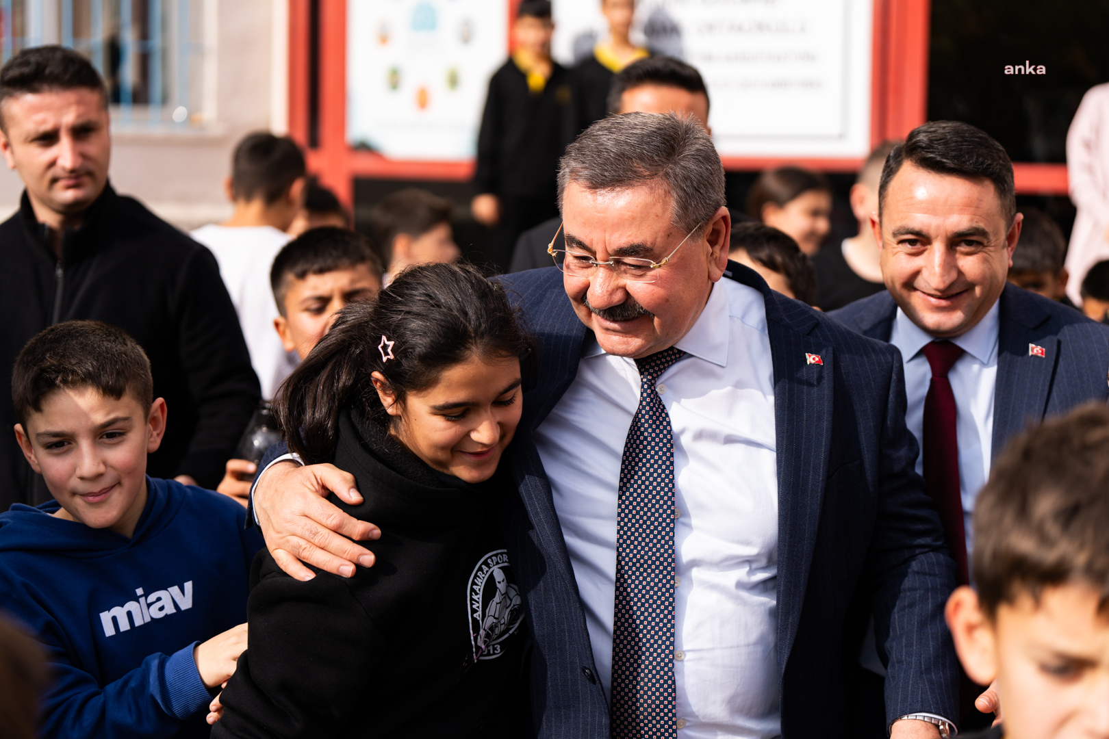 Gölbaşı Belediye Başkanı Odabaşı'ndan Öğretmenler Günü dolayısıyla okulları ziyaret etti