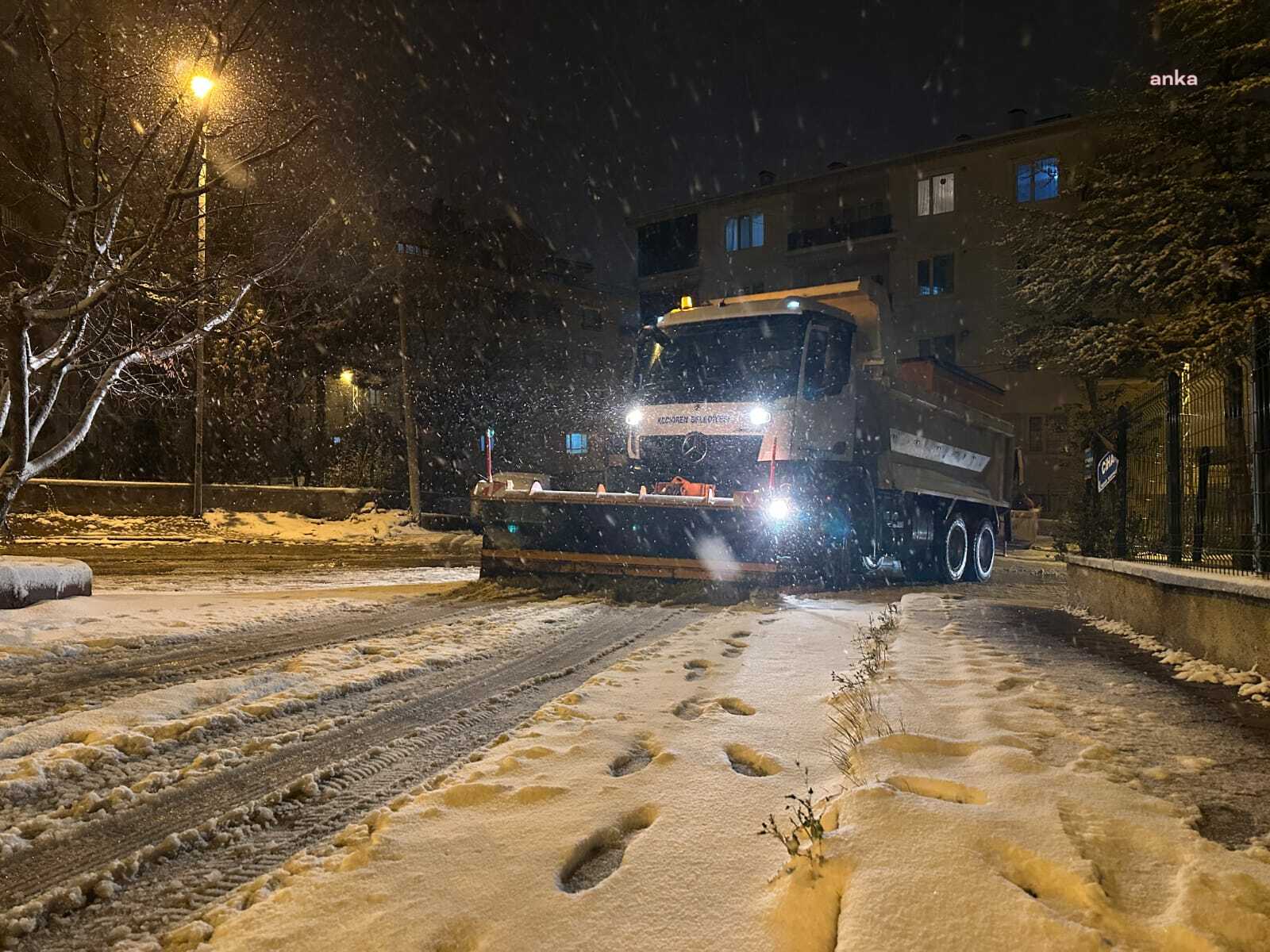 Keçiören Belediyesi, kar yağışı dolayısıyla yol açma ve tuzlama çalışması yaptı