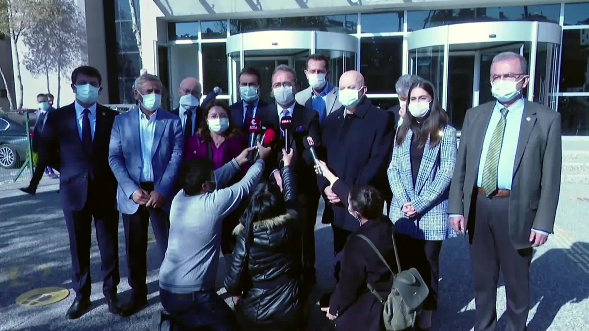 CHP HEYETİNDEN GAZETECİ YILDIZ'A TAHLİYE SONRASI AÇIKLAMA: HALKIN SESİ OLAN GAZETECİLERİ KORKUTMA DAVASINDAN BAŞKA BİR ŞEY DEĞİL