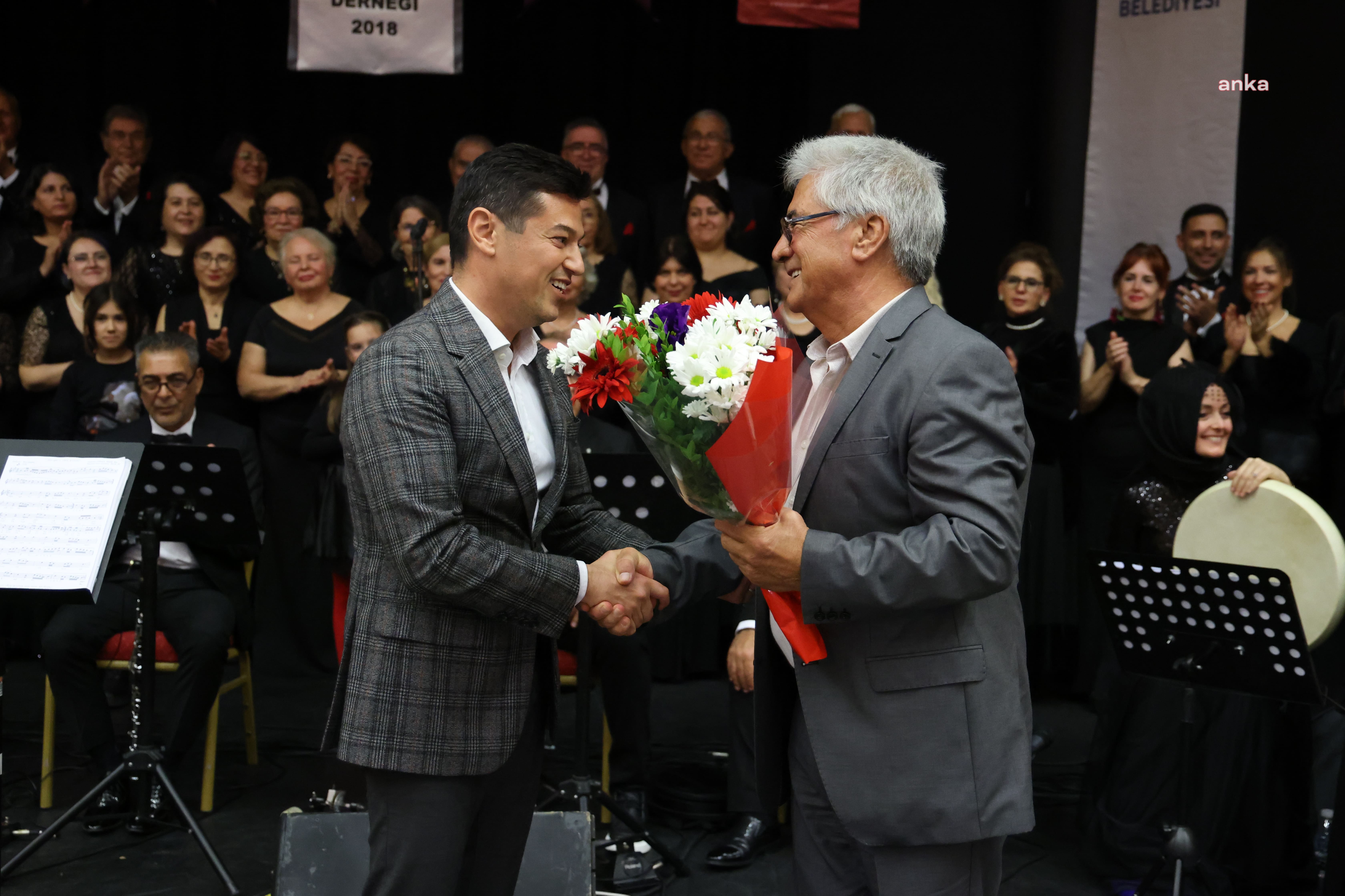 Marmaris Belediyesi’nin düzenlediği  Öğretmenler Günü konserine, izleyiciler biletle değil kitapla girdi