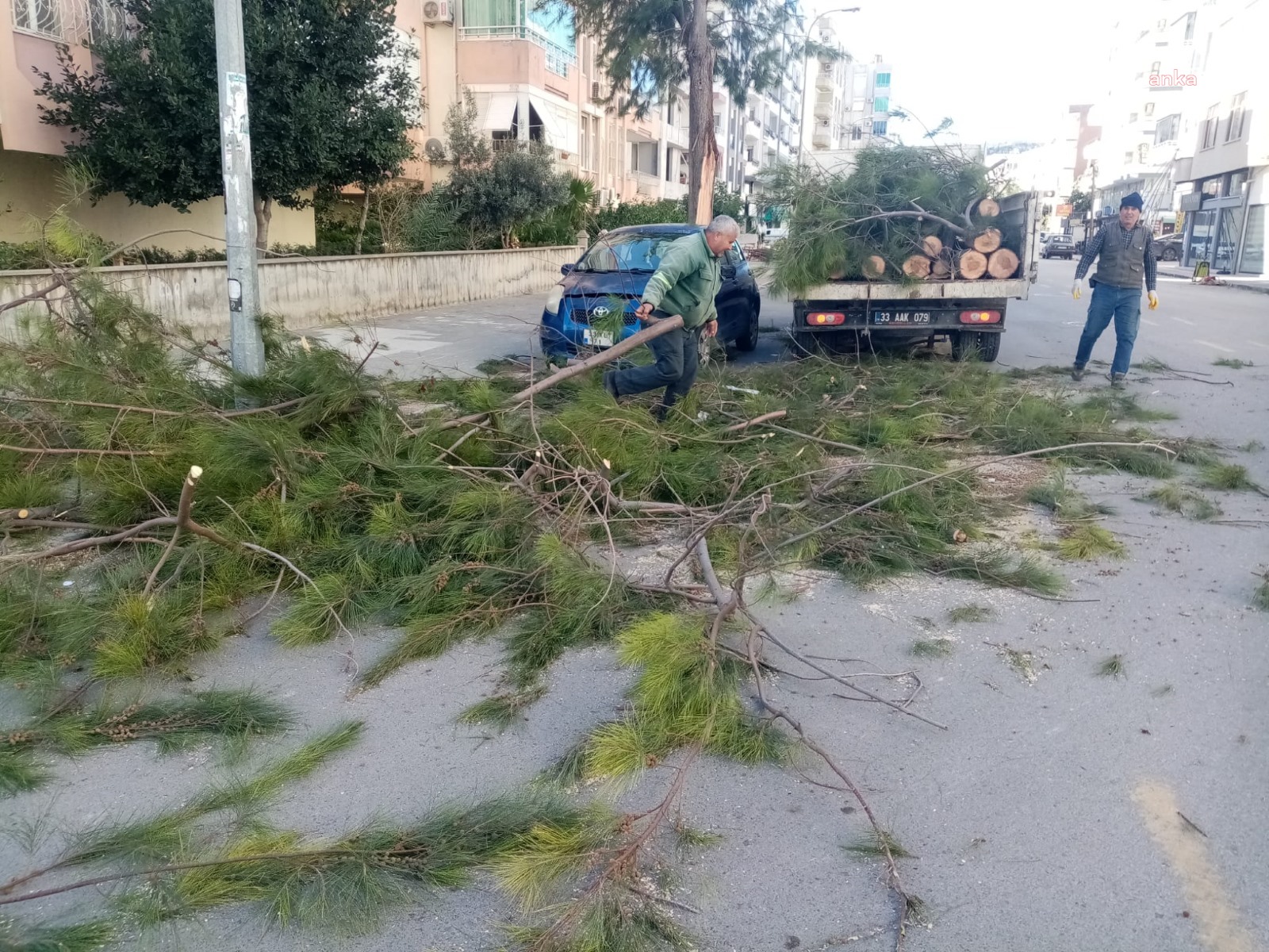 Silifke Belediyesi, ilçede etkili olan fırtına sonrası çalışmalarını sürdürüyor