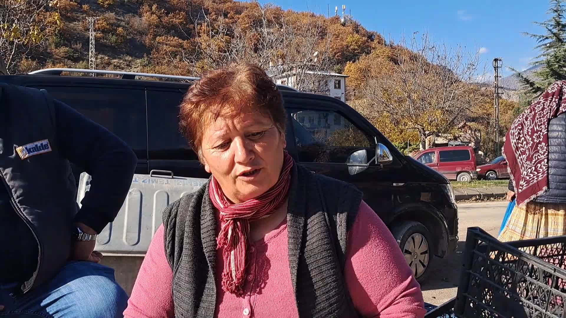 Ardanuçlu pazar esnafı: "Ortada bir kriz var. Vatandaşın alım gücü yok, alamıyor"