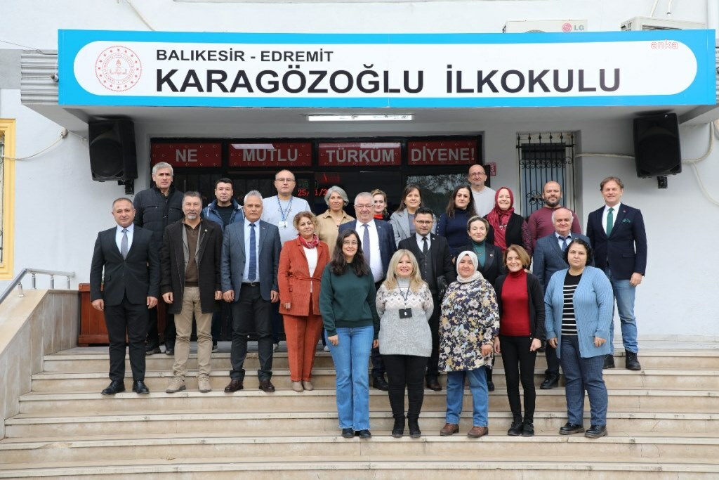 Edremit Belediye Başkanı Ertaş, Öğretmenler Günü dolayısıyla okulları ziyaret etti
