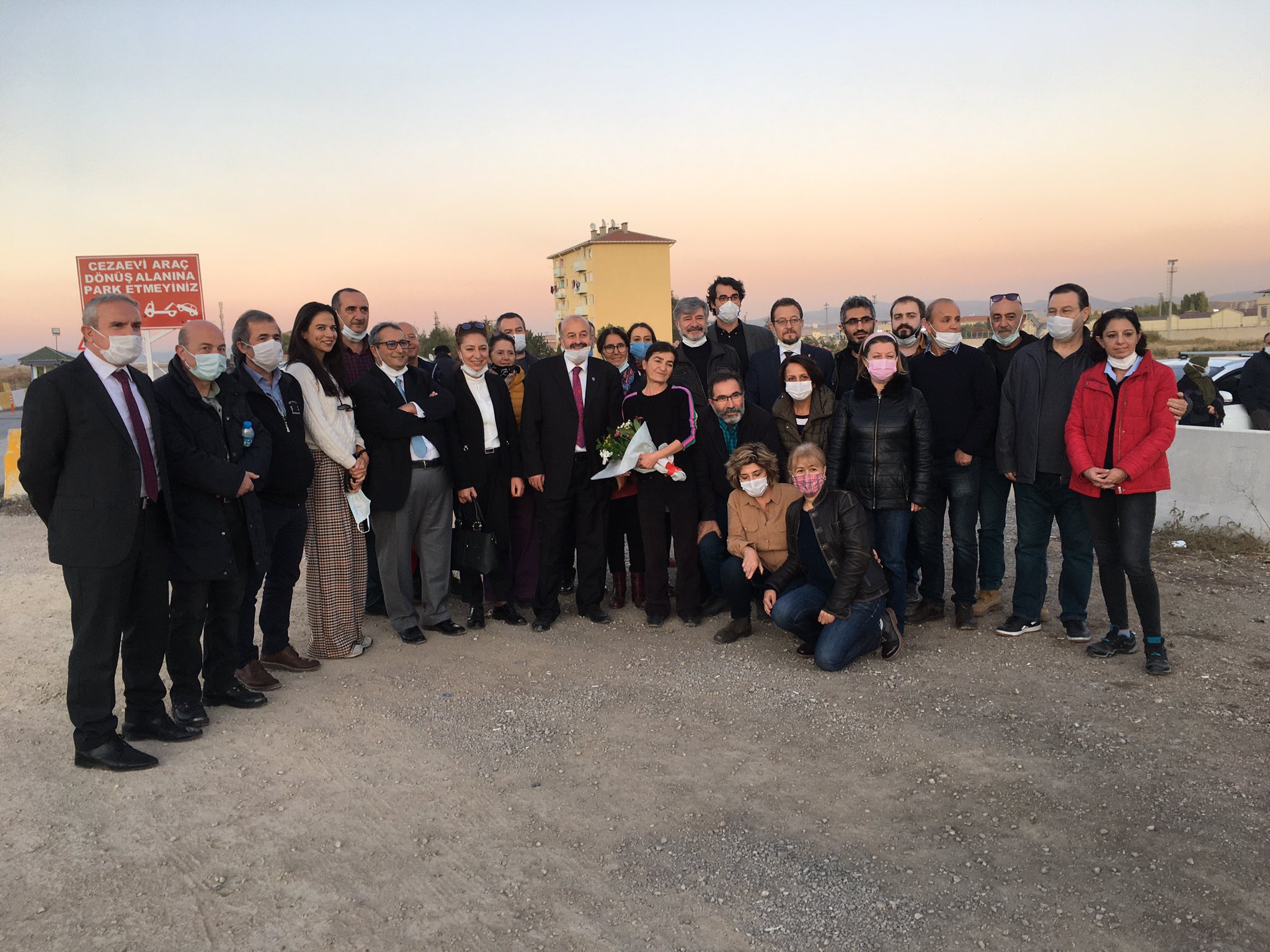 GAZETECİ YILDIZ TAHLİYE OLDU: "ÖNCE HUKUK DEVLETİ OLMAK ZORUNDAYIZ"