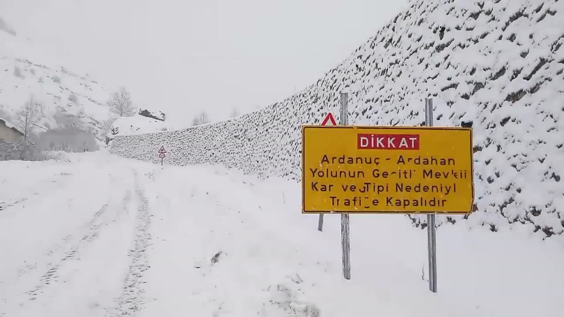 Artvin ve ilçelerinde etkili olan kar yağışı nedeniyle 127 köy yolu ulaşıma kapandı