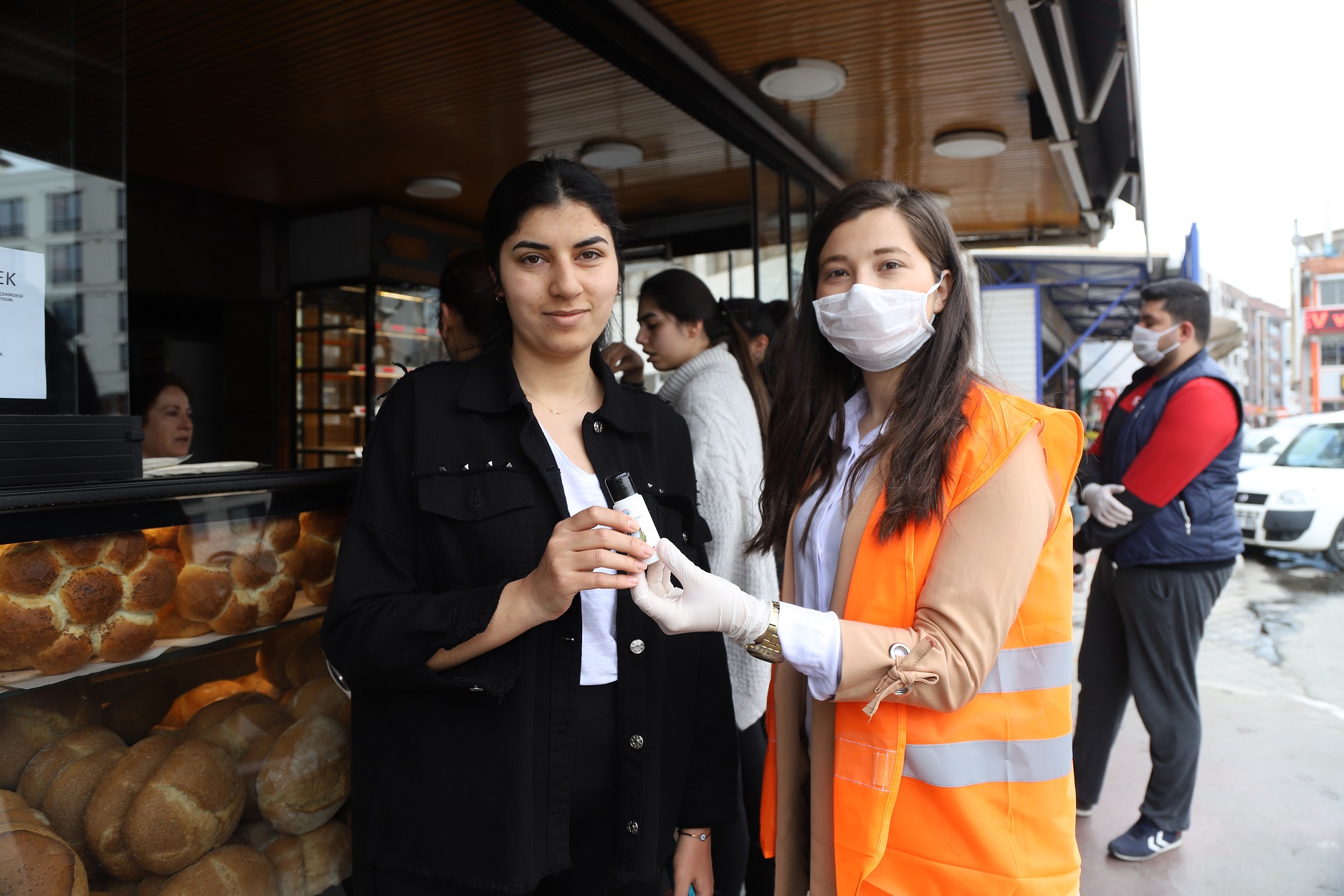 MENDERES'TE EL DEZENFEKTANI DAĞITILDI