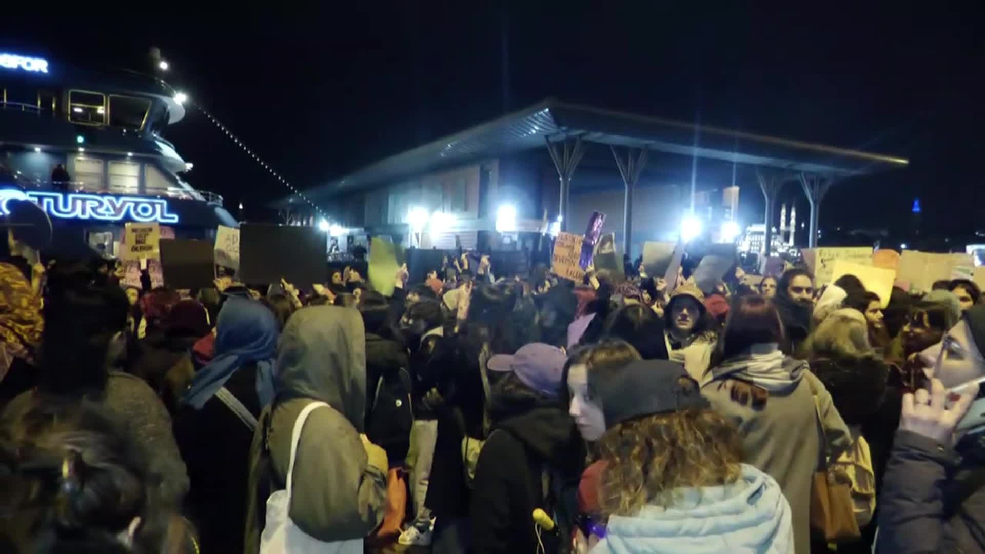 Kadınlar tüm engellemelere rağmen Karaköy'de bir araya geldi...''Eşit, özgür, şiddetsiz bir yaşam  istiyoruz''