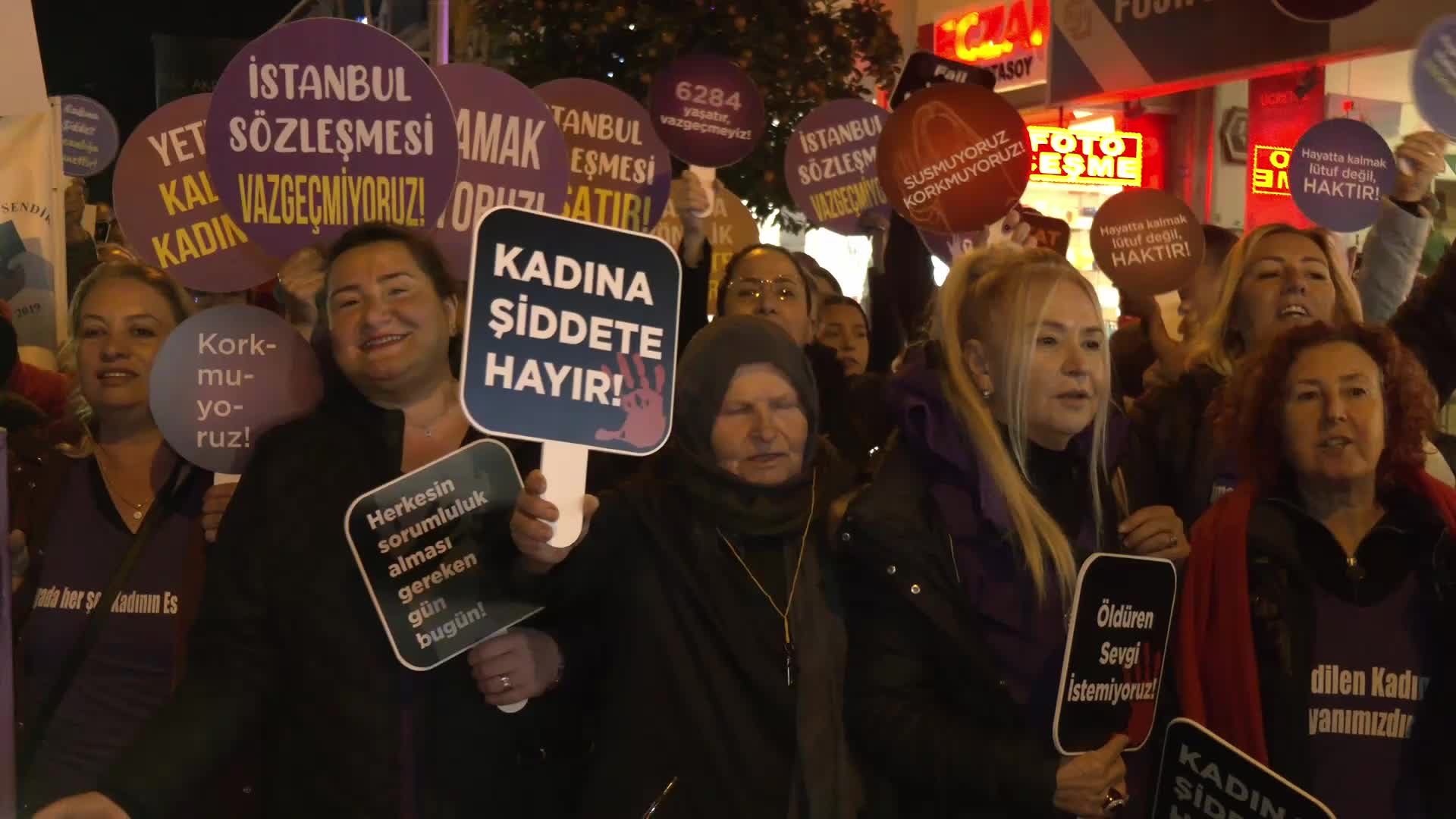 Çeşme'de kadınlar şiddete ve istismara karşı yürüdü... Denizli: "Bizi yıldıramayacaksınız, vazgeçiremeyeceksiniz"