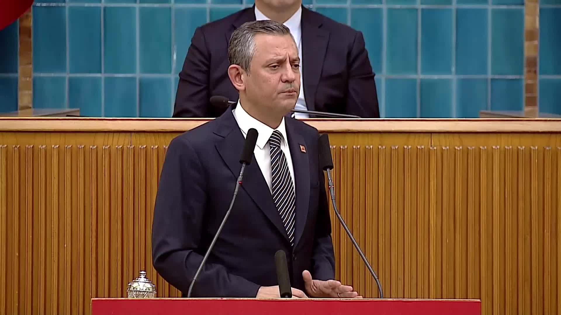 CHP grup toplantısı... Özgür Özel'den Bakan Tunç'a: "Benim muhalefetimi terbiye edeceksin öyle mi? Senin de sana o talimatı verenin de alnını karışlarım da sana minnet etmem"