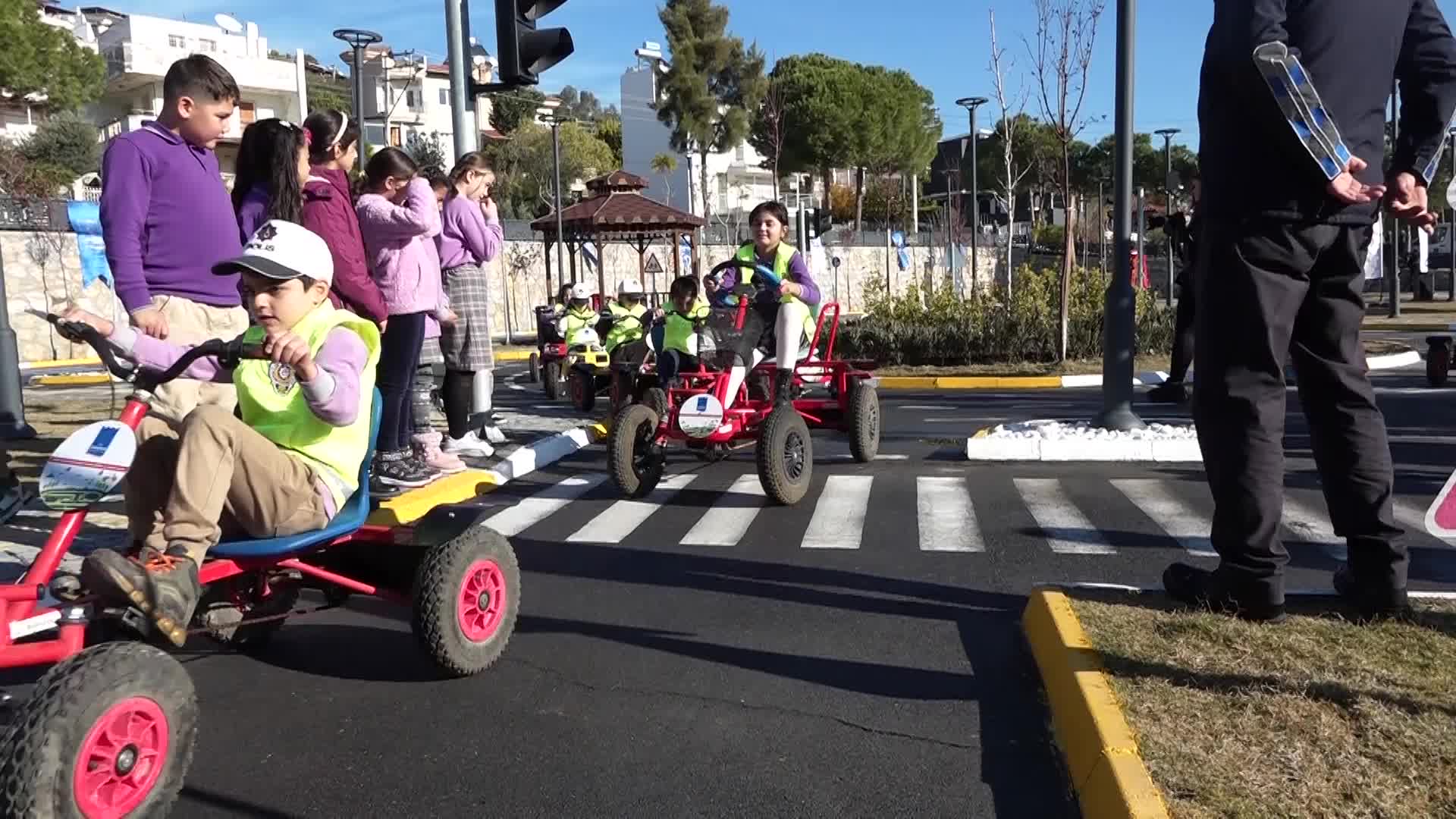 Kuşadası Belediyesi’nin hayata geçirdiği 'Trafik ve Eğitim Parkı' ilk misafirlerini ağırladı