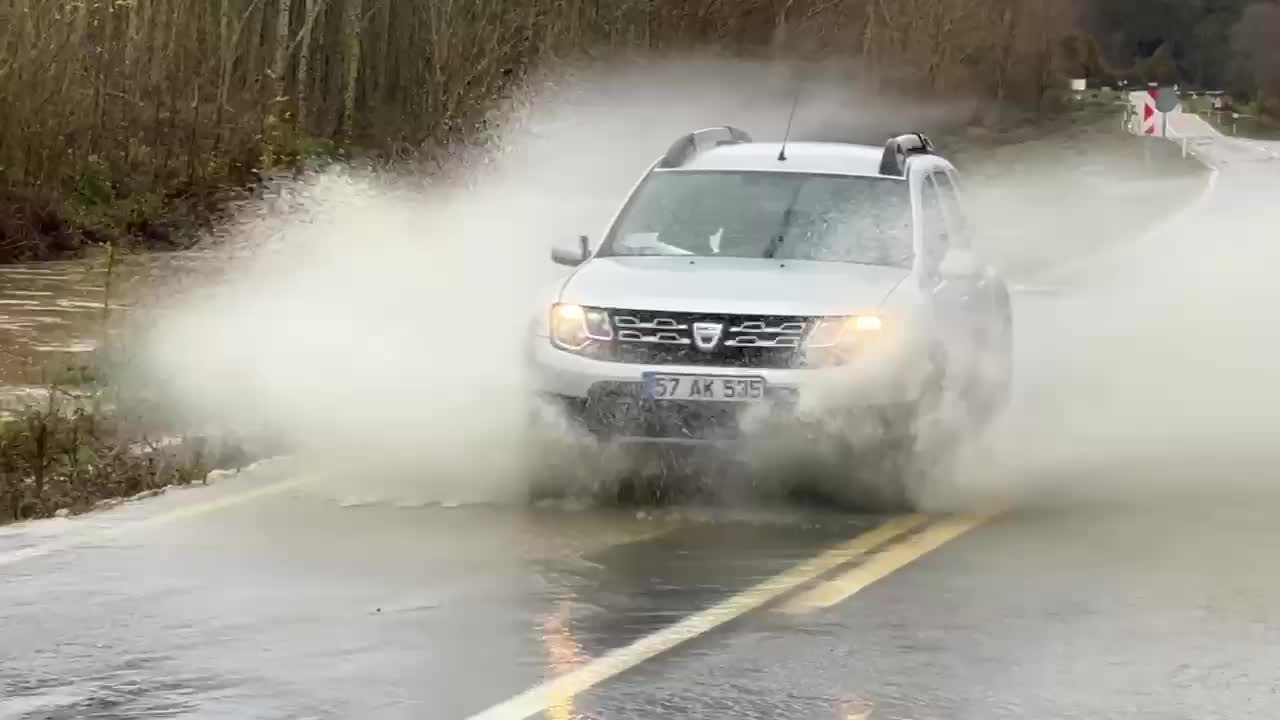 Sinop’ta etkili olan sağanak yağış derelerin taşmasına yol açtı