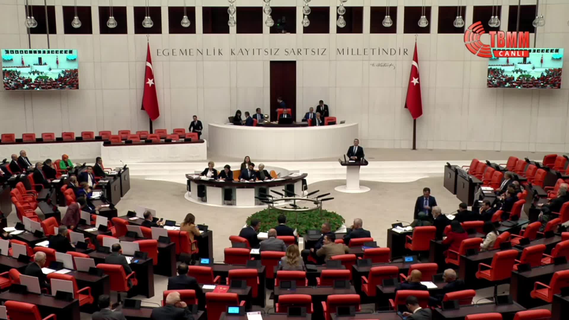 TBMM'de muhalefetin önerileri reddedildi... CHP'li Tüzün kreşlere ilişkin: "Anayasa Mahkemesi, tarikatların anasınıfı açmamasına hükmetti, sapla samanı karıştırmayalım"