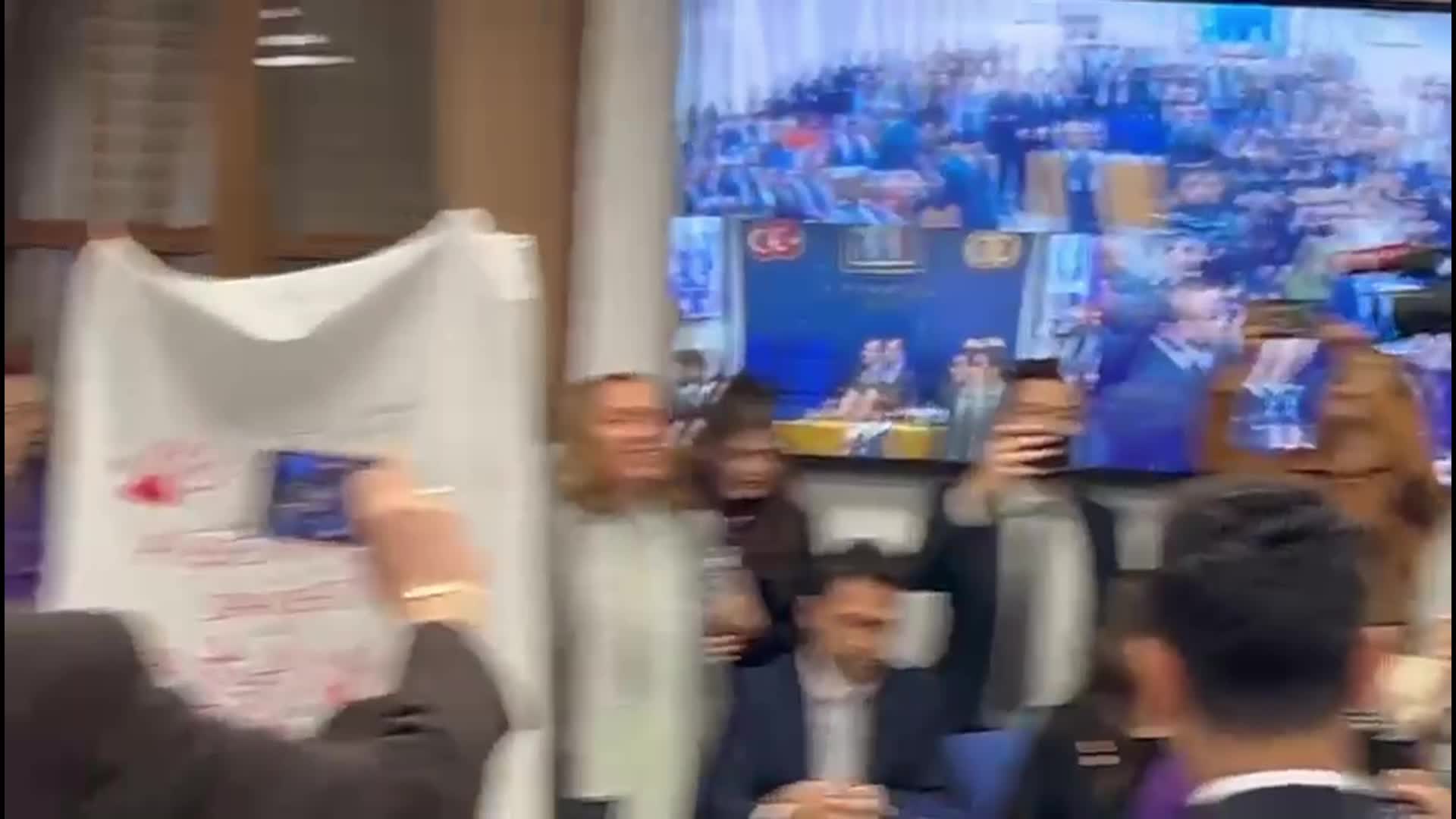 TBMM Plan ve Bütçe Komisyonu... CHP'li kadın milletvekilleri, büyük bir beyaz bez açarak, Aile ve Sosyal Hizmetler Bakanı'na "Bu kefenin üzerinde öldürülen kadınların adları yazılı. Vicdanınız sızlıyor mu" diye tepki gösterdi