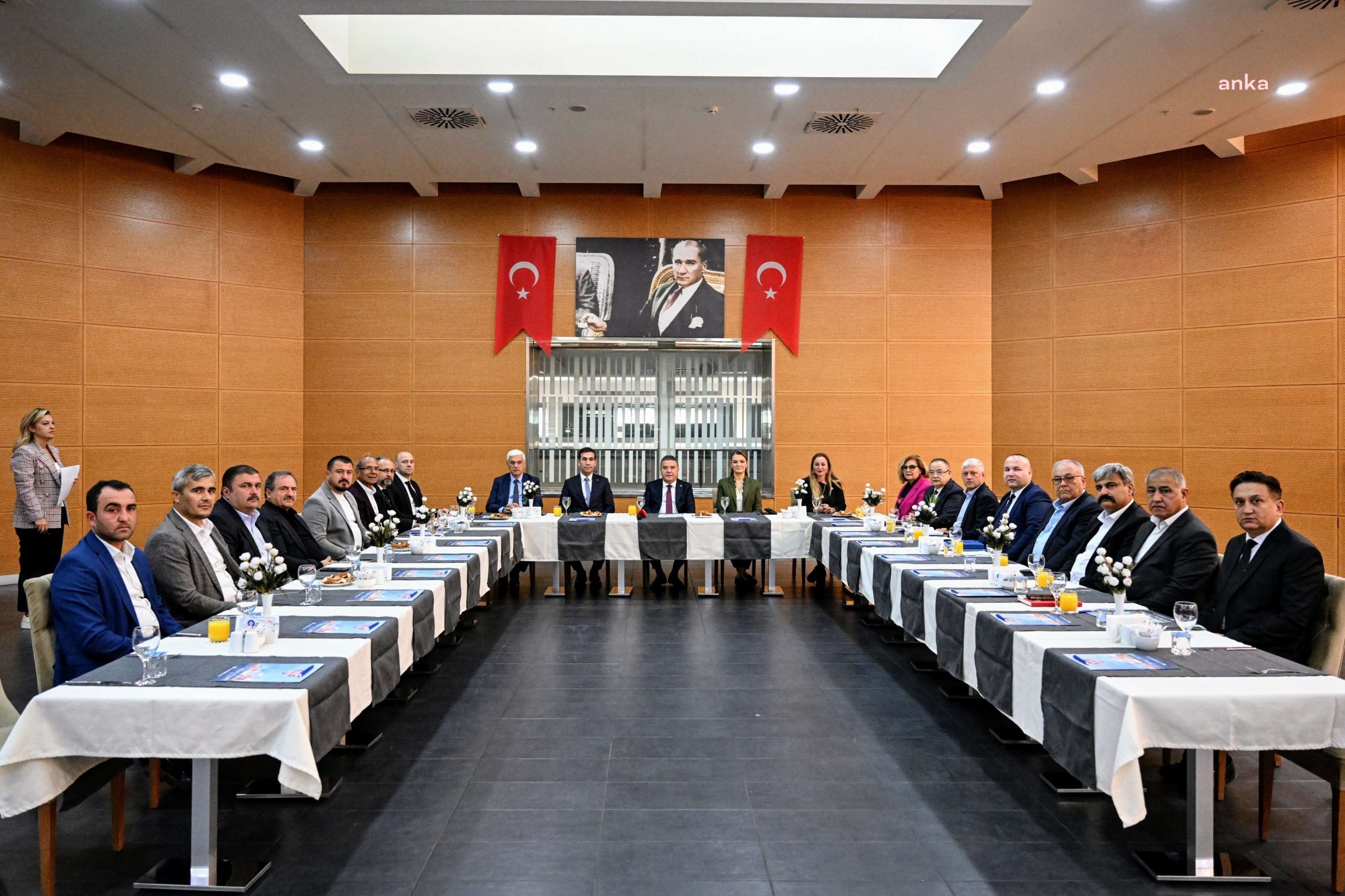 Antalya Büyükşehir Belediye Başkanı Böcek, muhtar temsilcileriyle bir araya geldi
