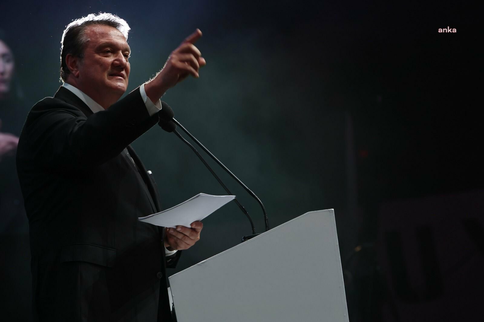 Beşiktaş Başkanı Hasan Arat Futbol Yatırımları A.Ş. Yönetim Kurulu Başkanlığından istifa etti