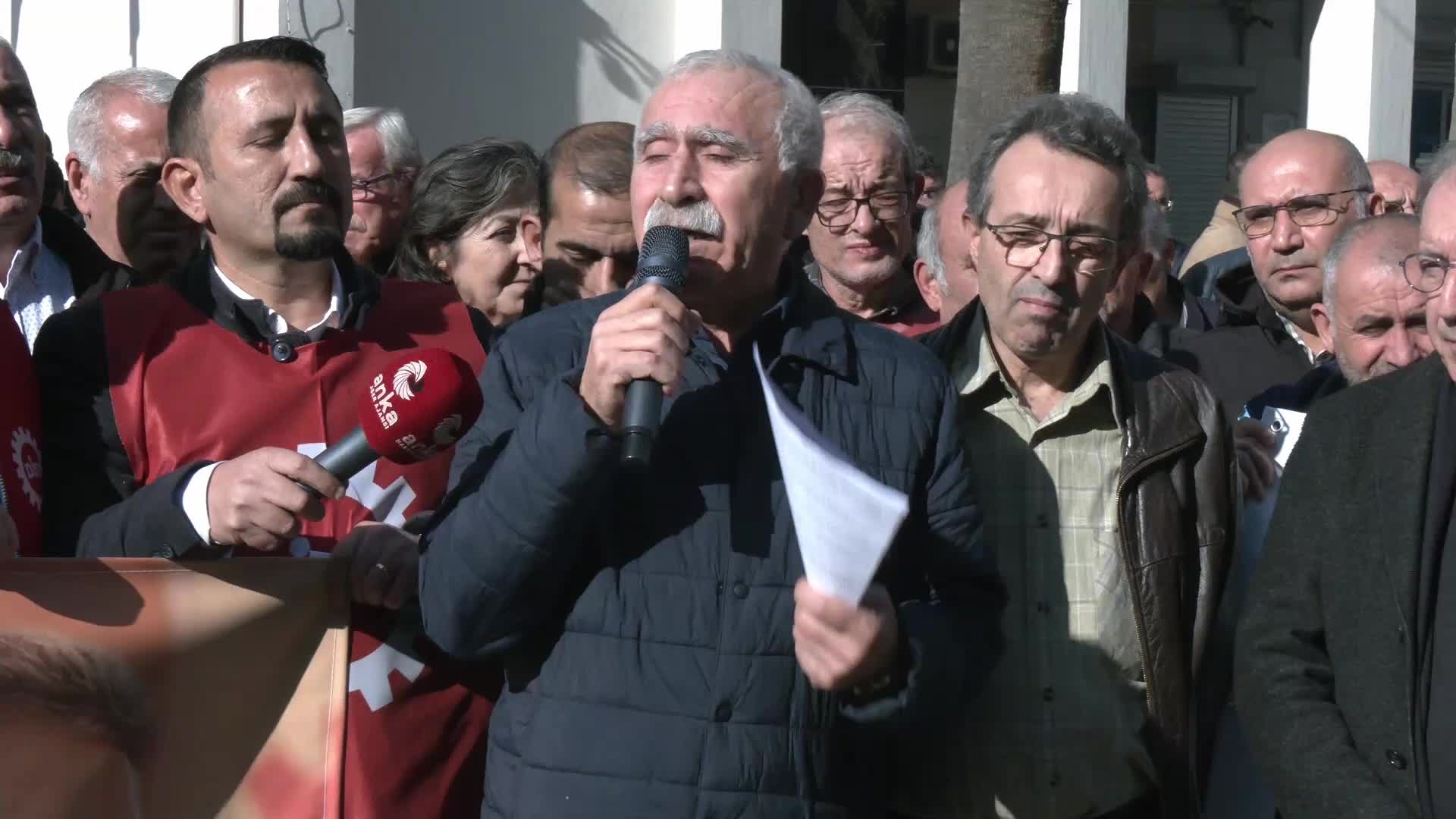 DİSK Genel-İş yöneticilerinin göz altına alınması İzmir'de protesto edildi