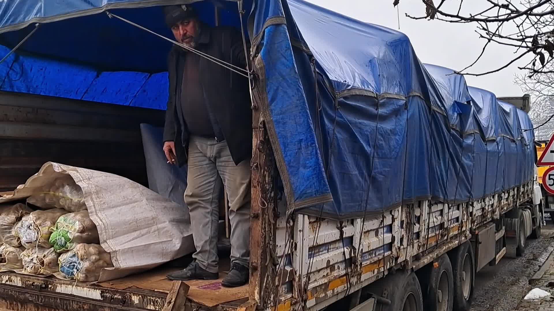 Elinde kalan patateslerini satmak için Bitlis'ten Artvin'e gelen çiftçi: "26 bin lira mazot parası ödedim. Fakat satışlar yok, ürün de elimizde kaldı"