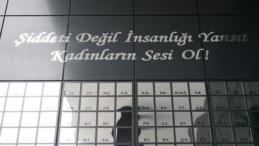 Ortahisar Belediyesi, 2024 yılında hayattan koparılan kadınların isimlerini “Aynalara Saklı Hikayeler” anıtı ile yaşatacak