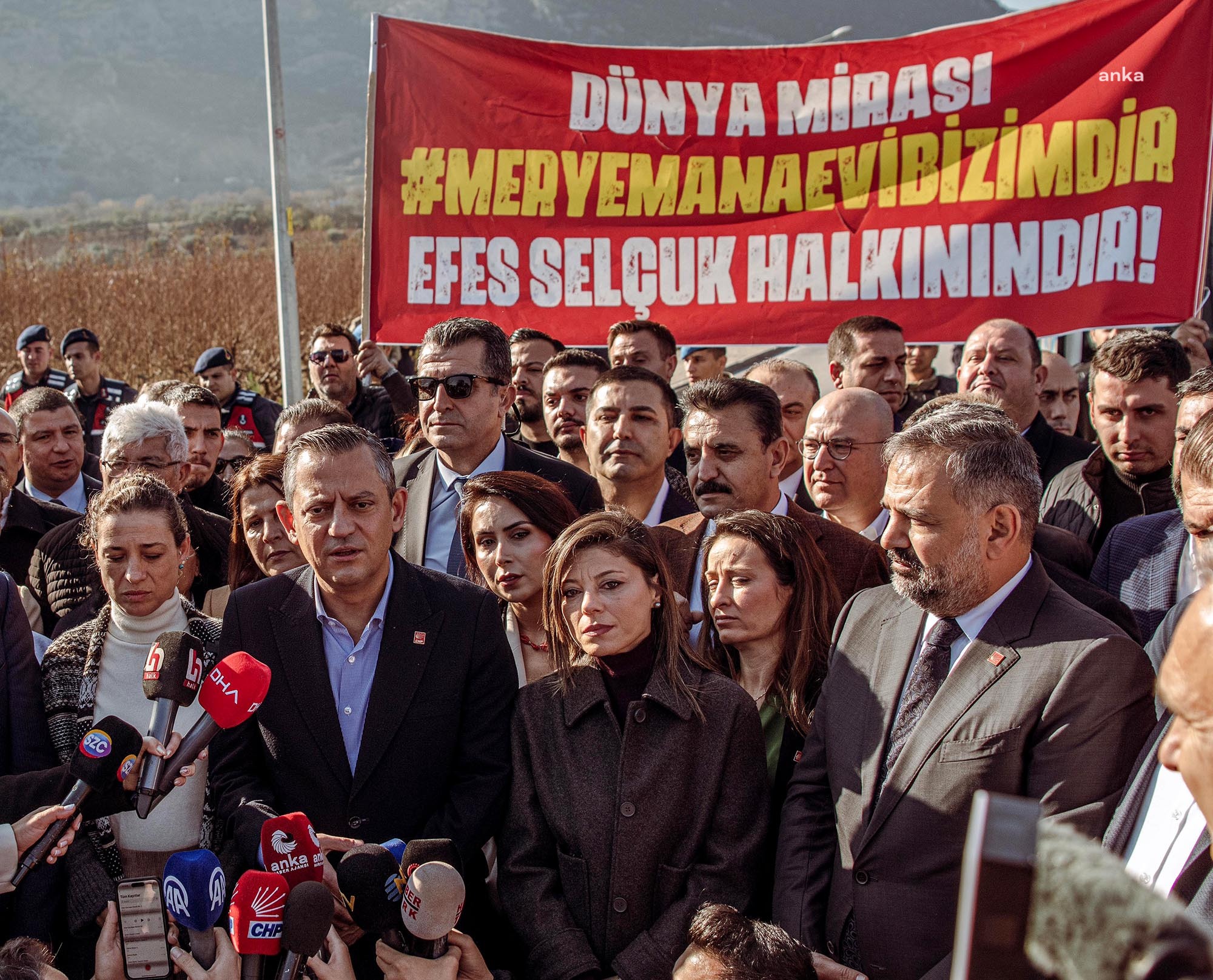 Kuşadası Belediye Başkanı Günel’den Meryem Ana Evi otoparkı nöbetine destek ziyareti