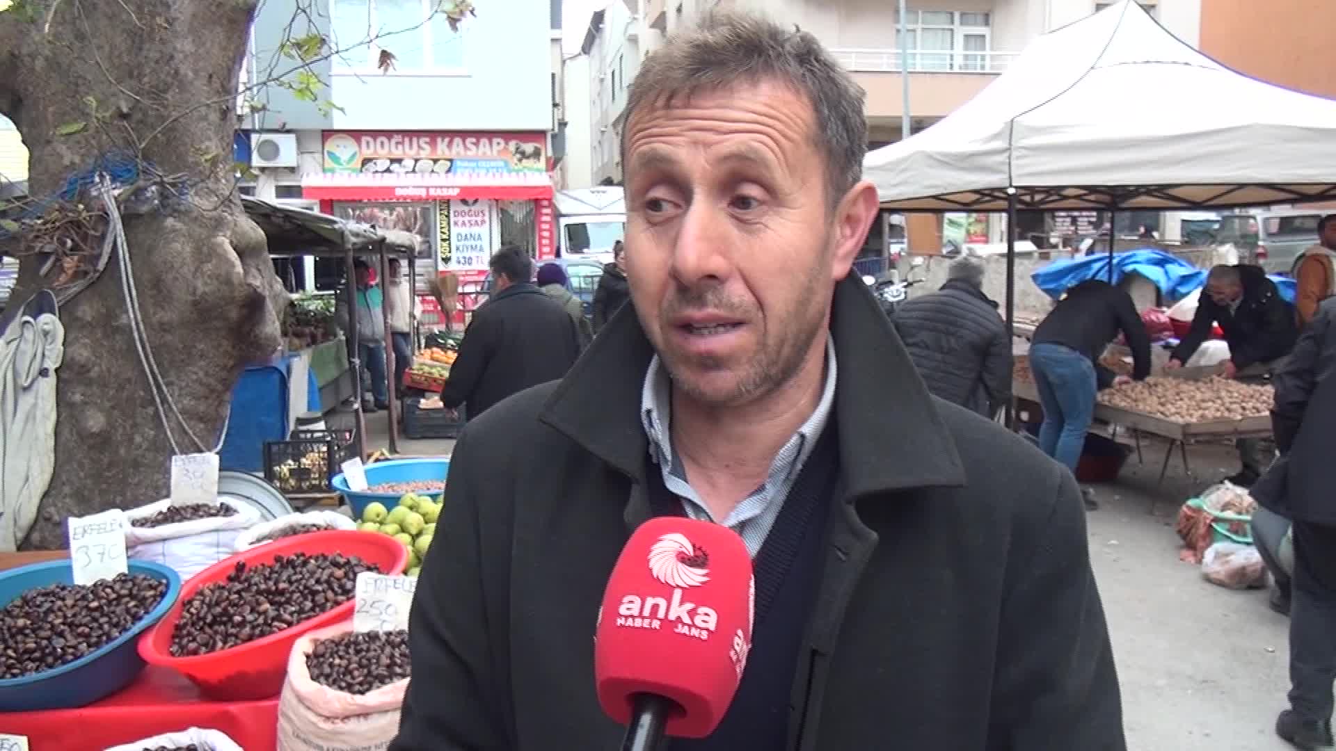 Sinop pazar yerinde kestane satışı yapan Öztürk: “İki sene önce 20 kilogram kestane satıyordum, bu yıl satışlarımız düştü”