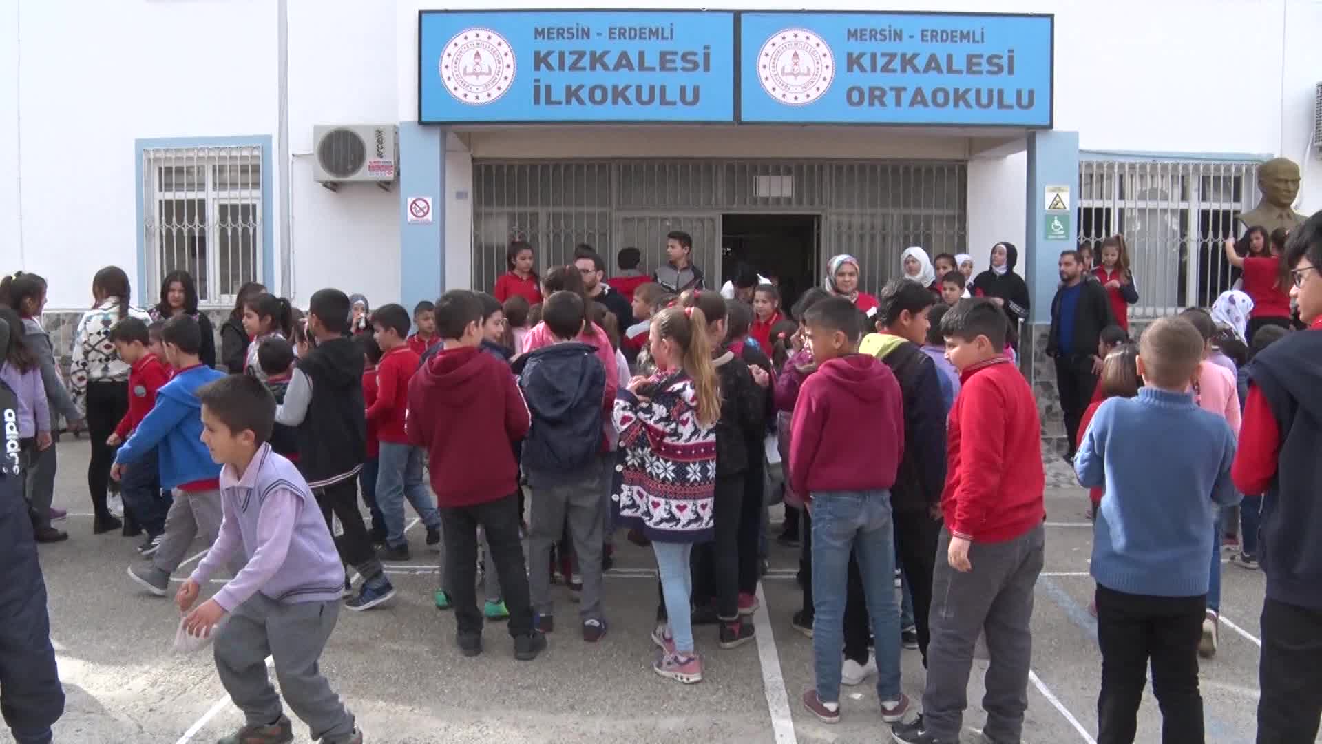 MERSİN BÜYÜKŞEHİR ARACI OLUYOR, MİNİKLER HAYVAN DOSTLARIYLA BULUŞUYOR