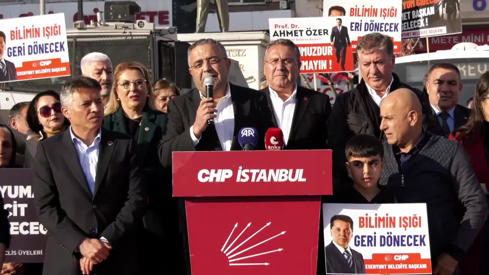 CHP'nin Esenyurt'taki Demokrasi Nöbeti… Murat Emir: ''Akın Gürlek'e bir cümle  söylemek istiyorum:  Sen ve senin ağababaların bilsinler ki hiçbir CHP'li senin o içi boş soruşturmalarından asla korkmaz, asla geri adım atmaz