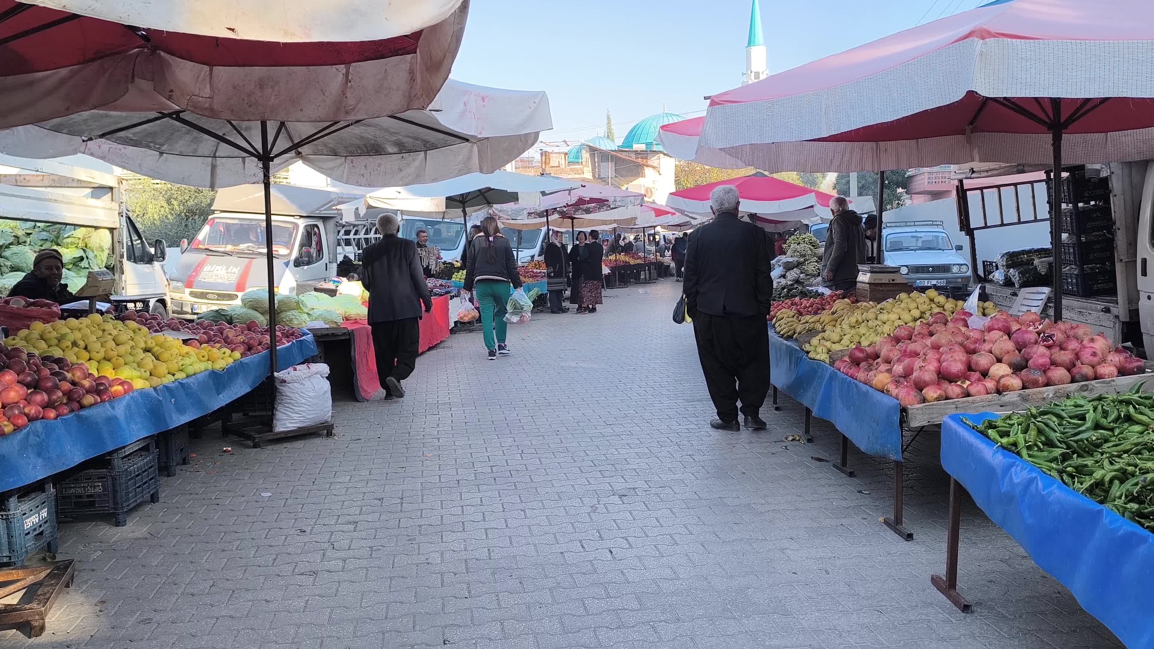 Semt pazarına alışverişe gelen emekli: "Bir yumurtayı hanımla bölüyoruz, paylaşıyoruz"