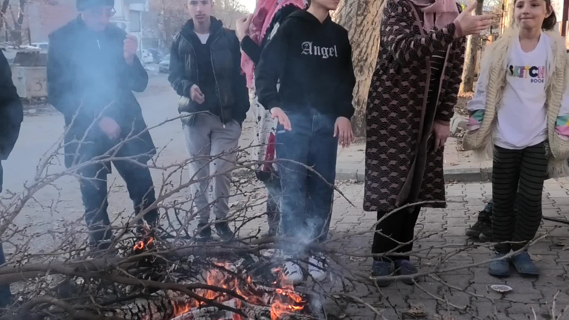 Malatya Yeşilyurt’ta konteynerde yaşayan bölge sakinleri 4 gündür elektriklerin kesik olduğunu belirtti: "Donuyoruz, ısınmak için dışarıda ateş yaktık"