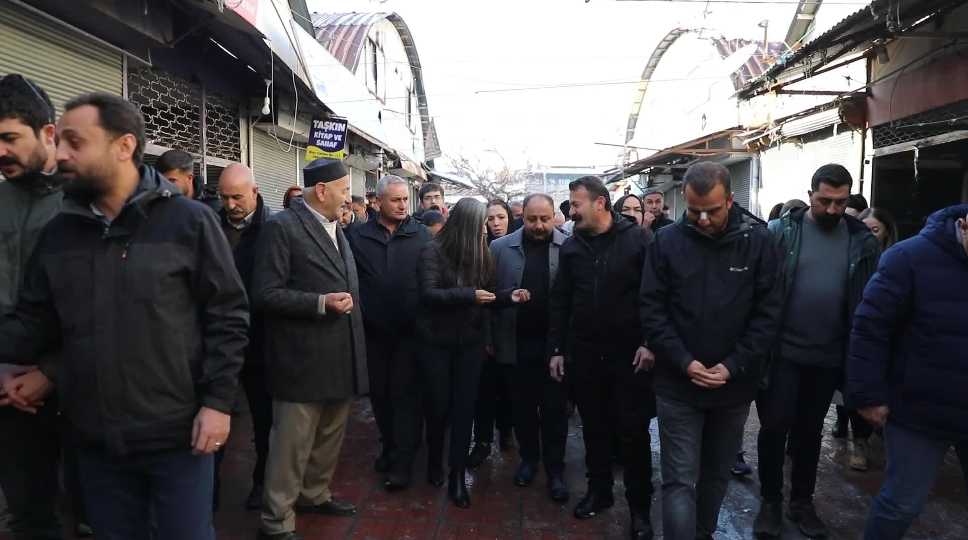 Van Büyükşehir Belediye Eş Başkanı Şedal, yangından zarar gören esnafı ziyaret etti
