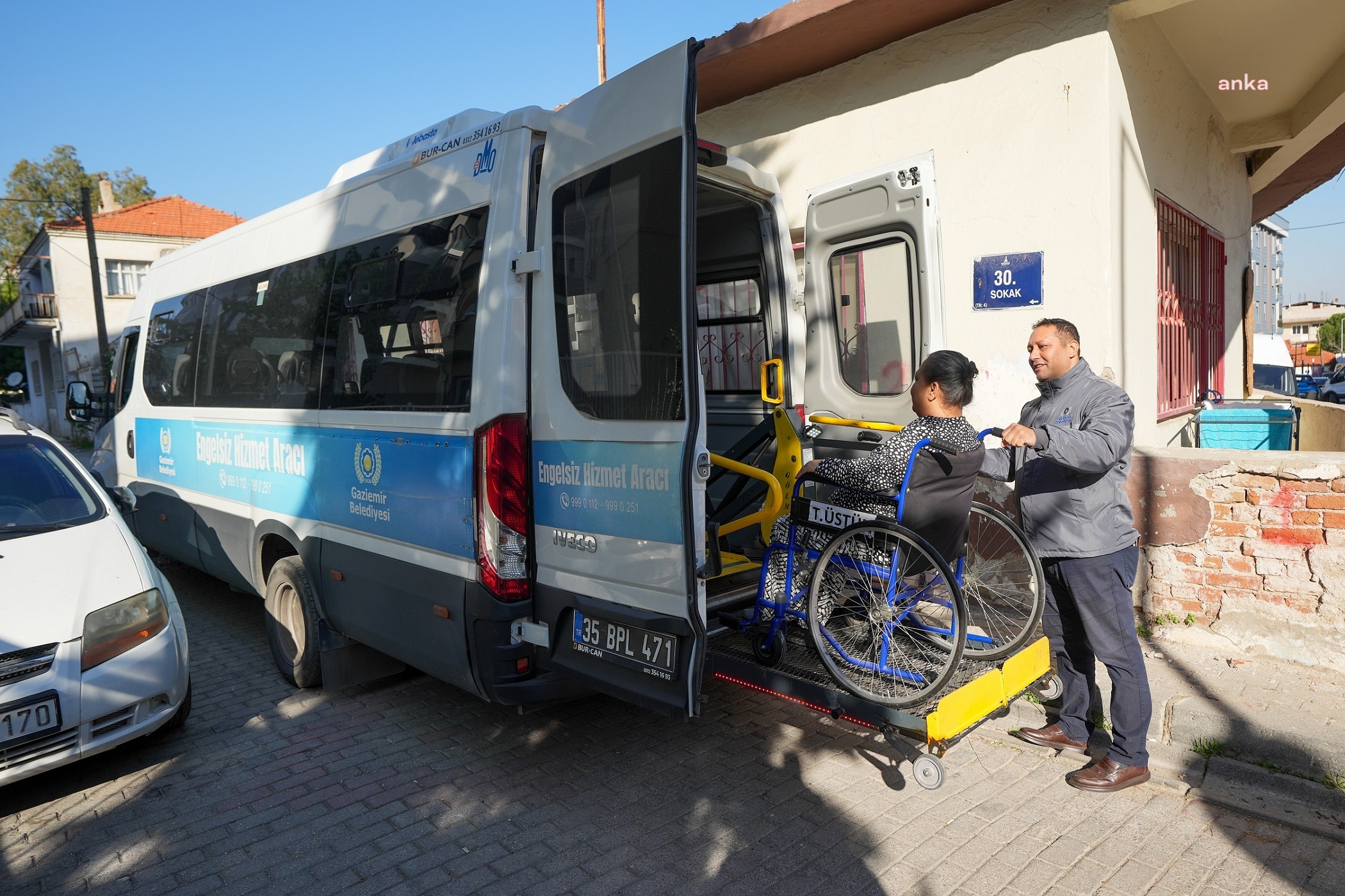 Gaziemir Belediyesi’nden engelli ve hasta bireylere ulaşım desteği