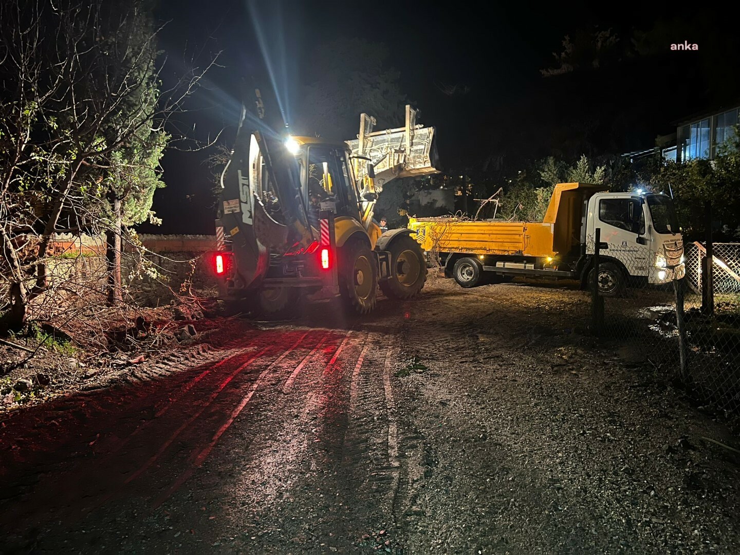 Bodrum Belediyesi ekiplerinden yağmur nöbetinde anlık müdahaleler
