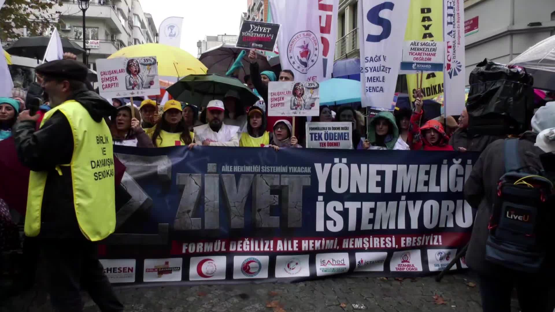 Aile hekimleri eylemde... İstanbul İl Sağlık Müdürlüğü önünde toplanan hekimler: Sağlıkta performans ölüm getirir