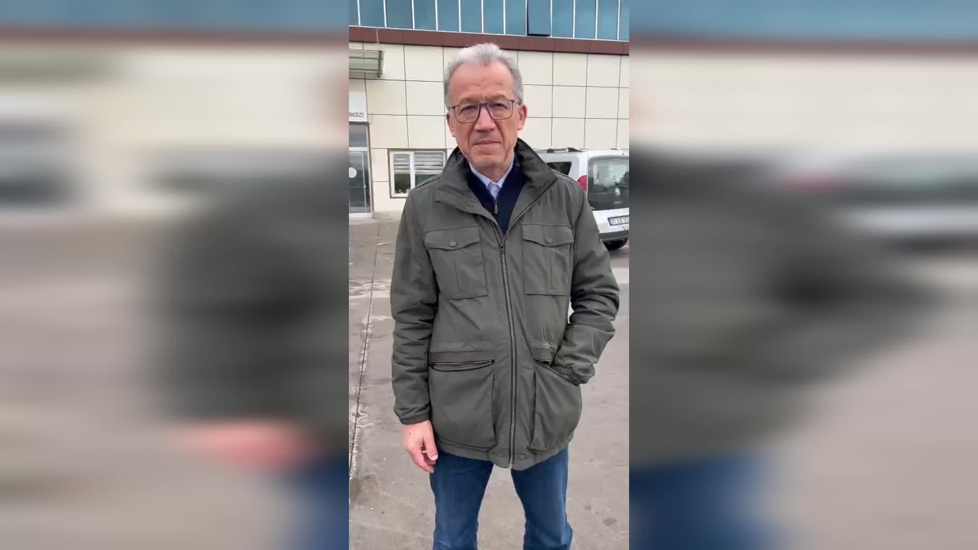 Aydın'da görev yapan nöroloji uzmanı, sağlık çalışanlarının yaşadığı sıkıntıları poliklinik girişine astı: "Poliklinikler ısıtılmıyor, tuvaletler temizlenmiyor"