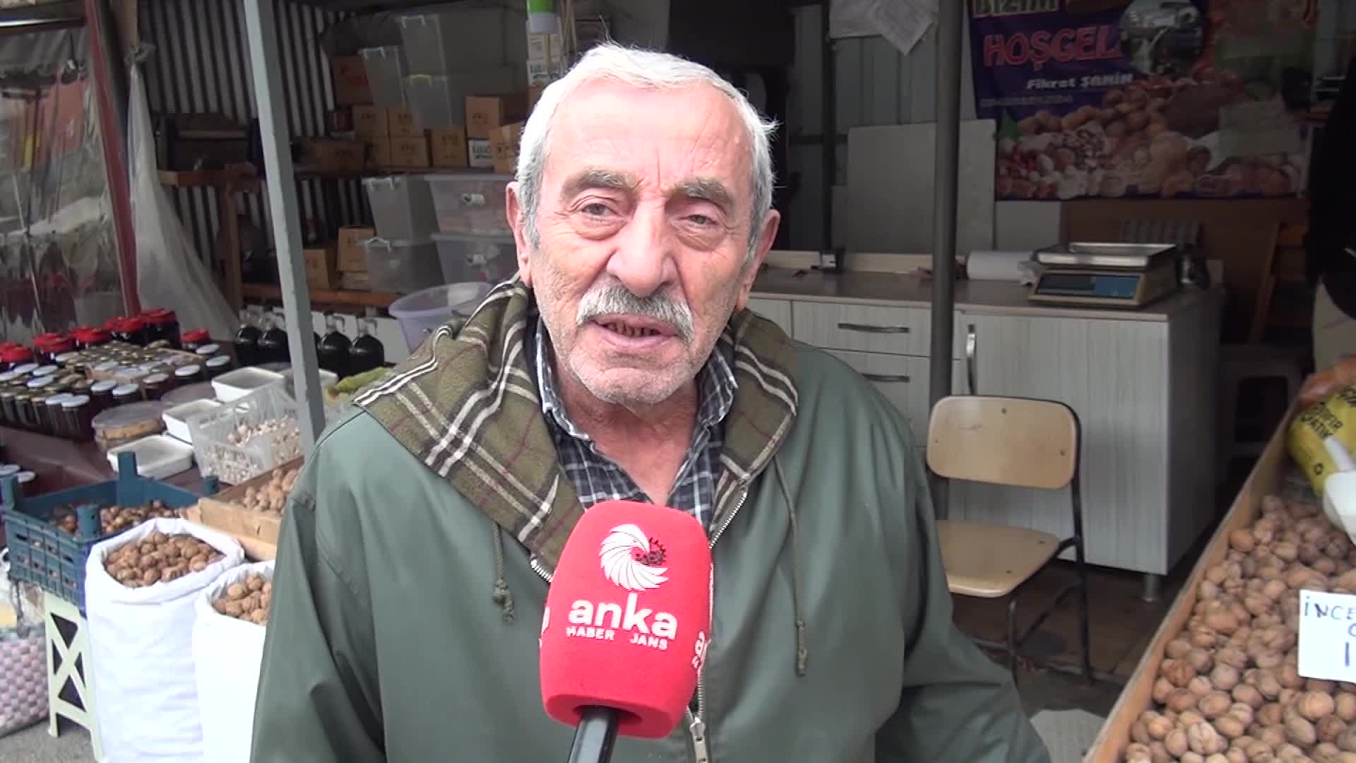 Pazarda esnaf da müşteri de şikayetçi... Ceviz satan emekli: “Emekli maaşım yetse ne işim var benim burada”... Müşteri: "İki kişiyiz yarım kilo ancak alabiliyoruz"