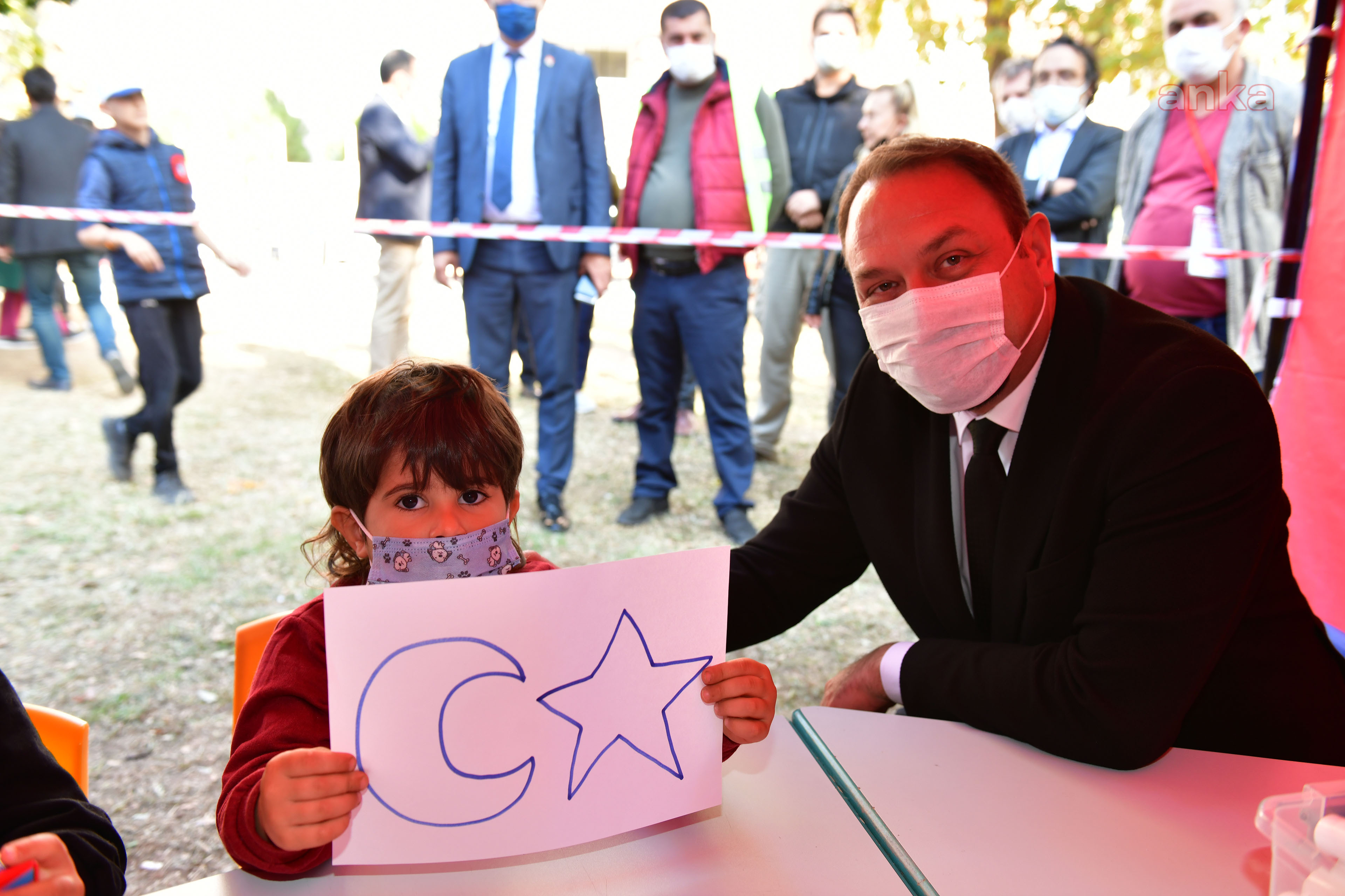 ÇİĞLİ BELEDİYE BAŞKANI GÜMRÜKÇÜ, ATA'YI DEPREMZEDE ÇOCUKLARLA ANDI