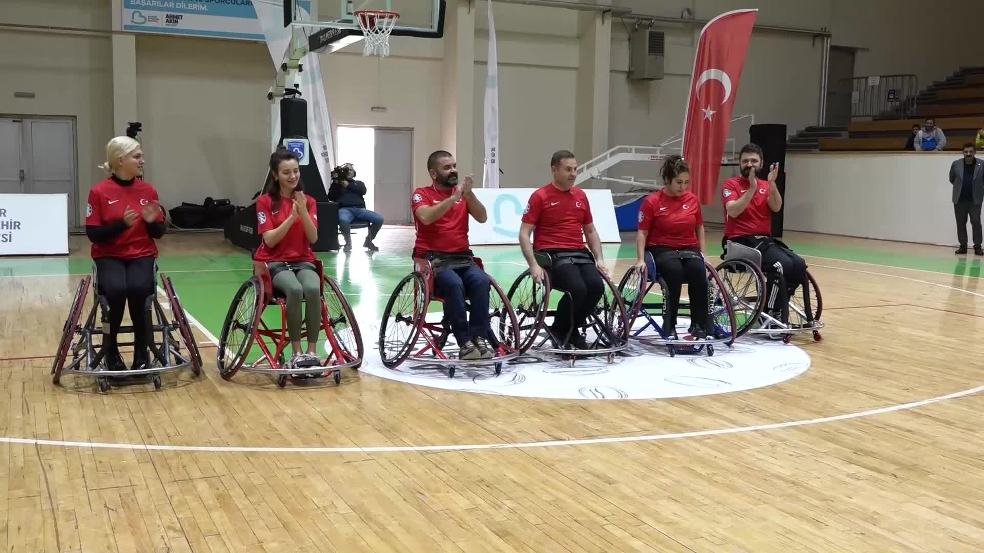 Ahmet Akın ve tiyatrocular, Balıkesir BŞB Tekerlekli Sandalye Basketbol Takımıyla "Engelleri kaldıran" maç için parkeye çıktı