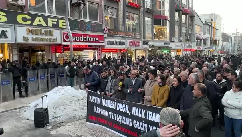 Van'da kayyum protestosu: Kayyum ataması, seçmen iradesini bertaraf eden antidemokratik bir uygulamadır
