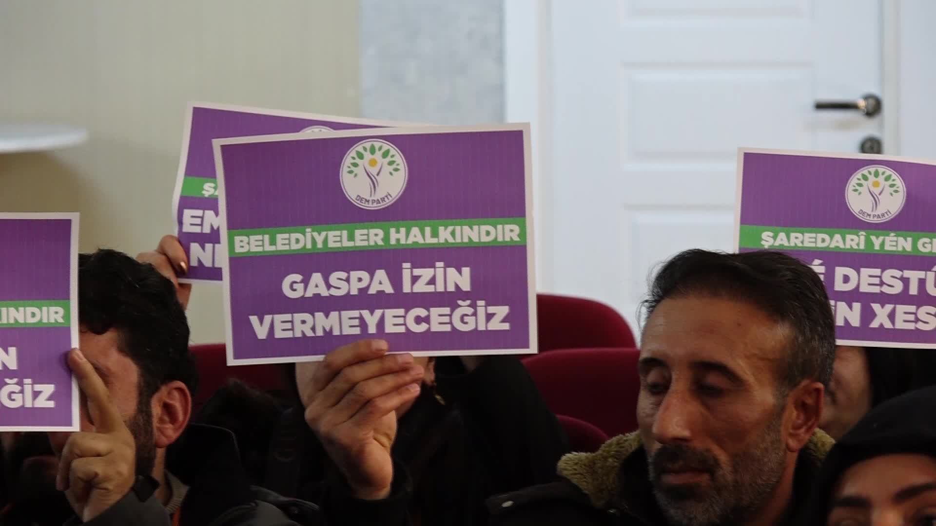 Van Edremit Belediyesi Meclis Toplantısı'nda kayyum protestosu