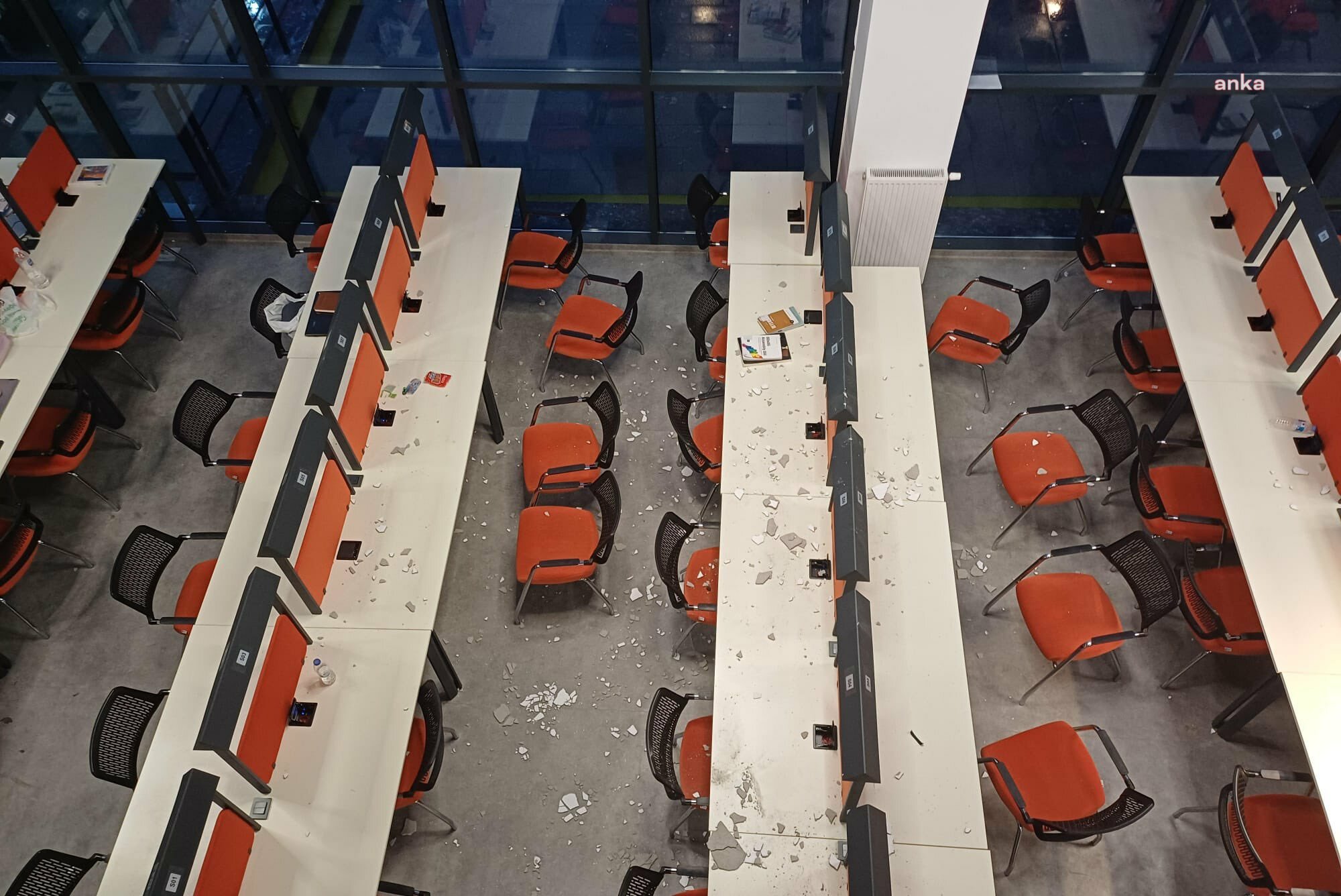 YTÜ’de 9 ay önce açılan kütüphanenin tavanından kopan parçalar, çalışma masalarına düştü... Prof. Dr. Çelik: Kütüphanede baretle eylem yapacağım
