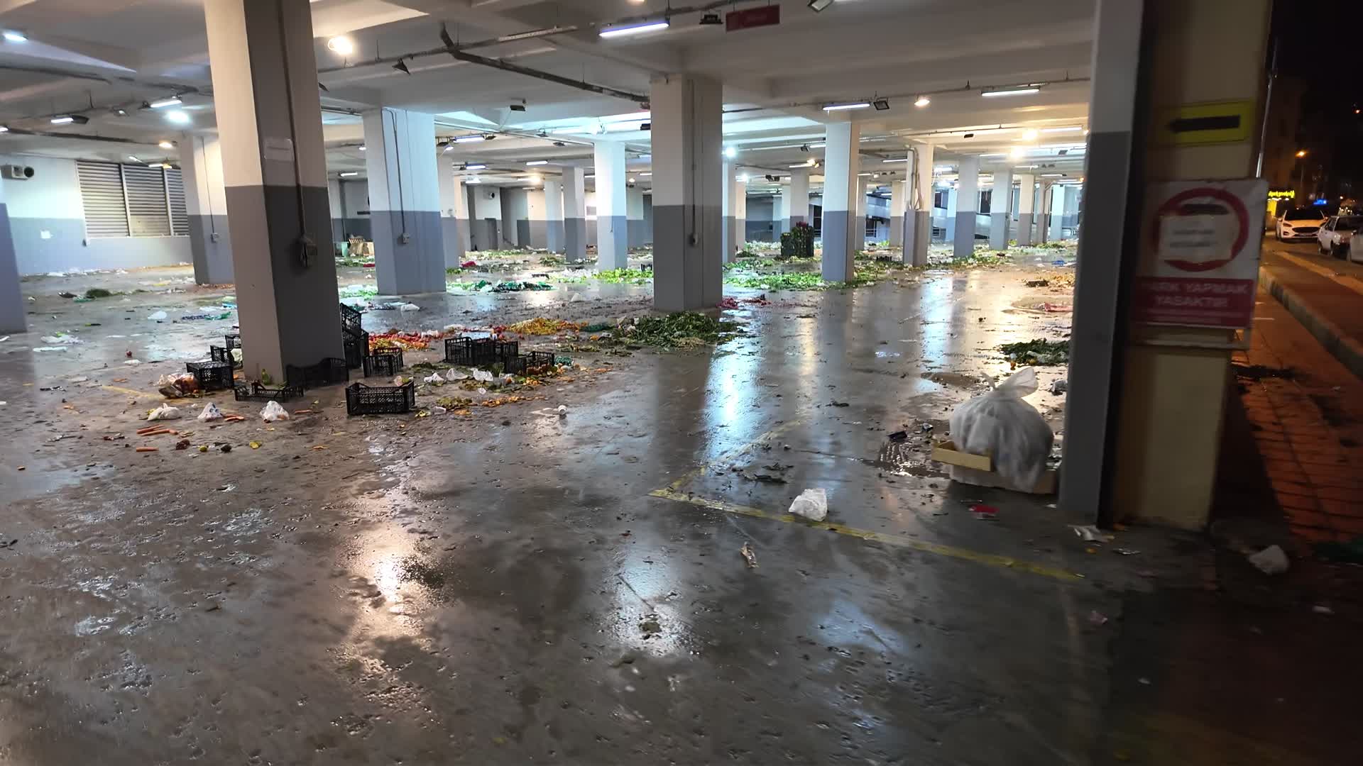Bornova Belediye Başkanı Eşki’den pazarcıya temizlik ve düzen tepkisi