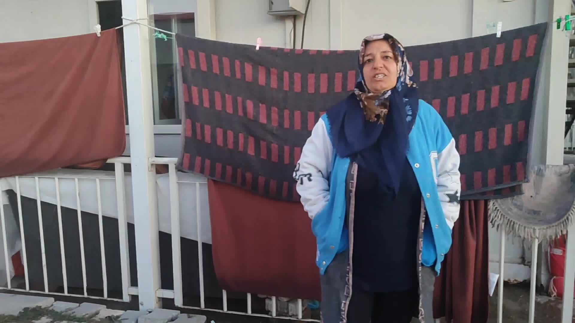 Elazığ'da konteyner kentte yaşayan vatandaş: "Durumum çok kötü. Çocukların ayakkabısı yok, montu yok"