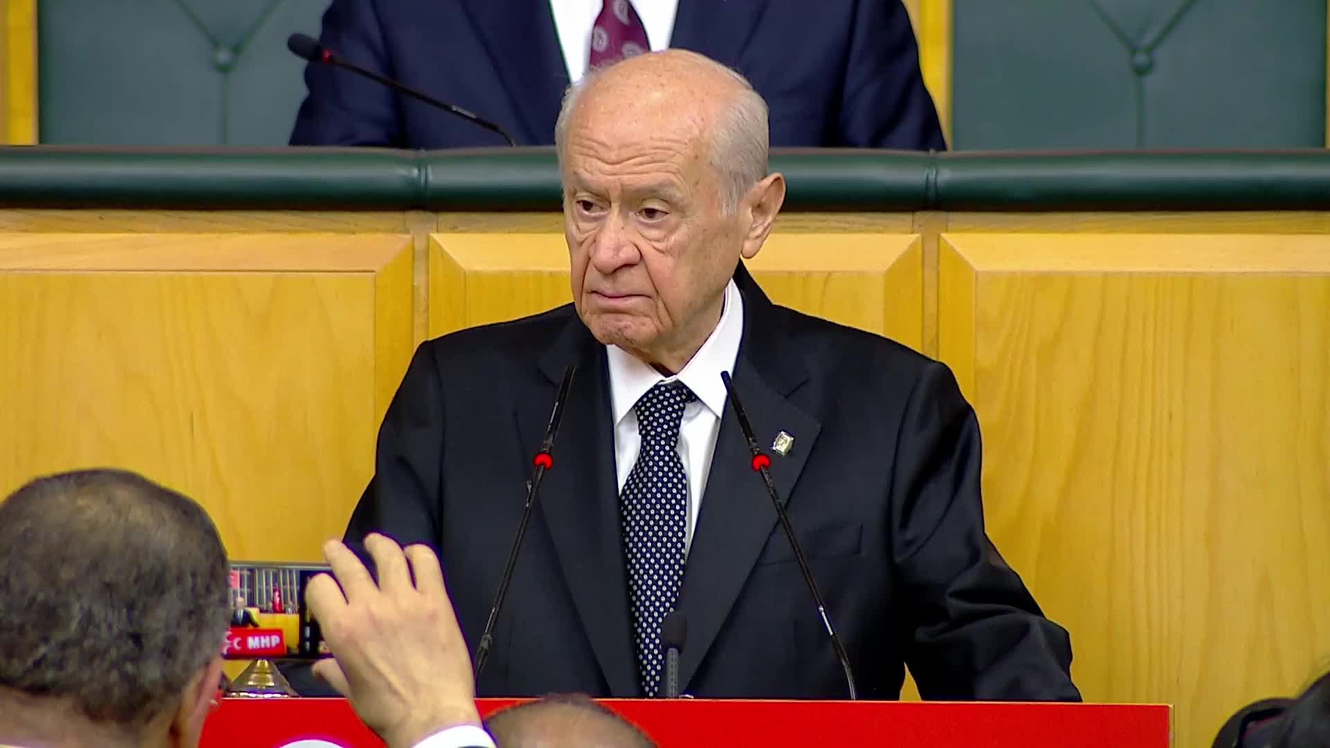 MHP grup toplantısı... Bahçeli'den Özgür Özel'e: "Eğer demokrasiyi kesintiye uğratacak yeni bir cunta hedefindeyseniz bunun sonuçlarına yedi ceddiniz en ağır şekilde katlanacaktır"