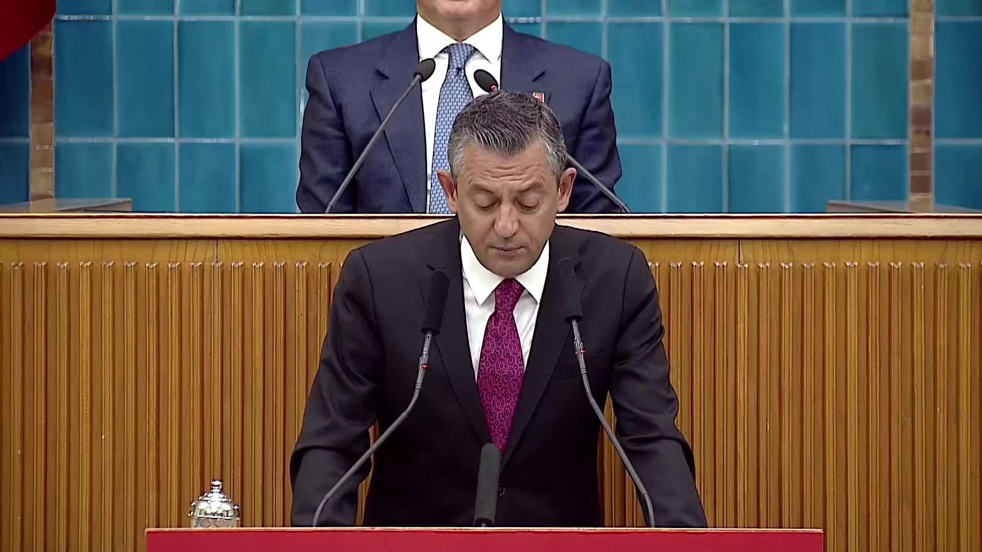 CHP grup toplantısı... Özgür Özel'den Erdoğan'ı protesto eden gençlerin tutuklanmasına tepki: Demokrasi tepki ve protesto rejimidir