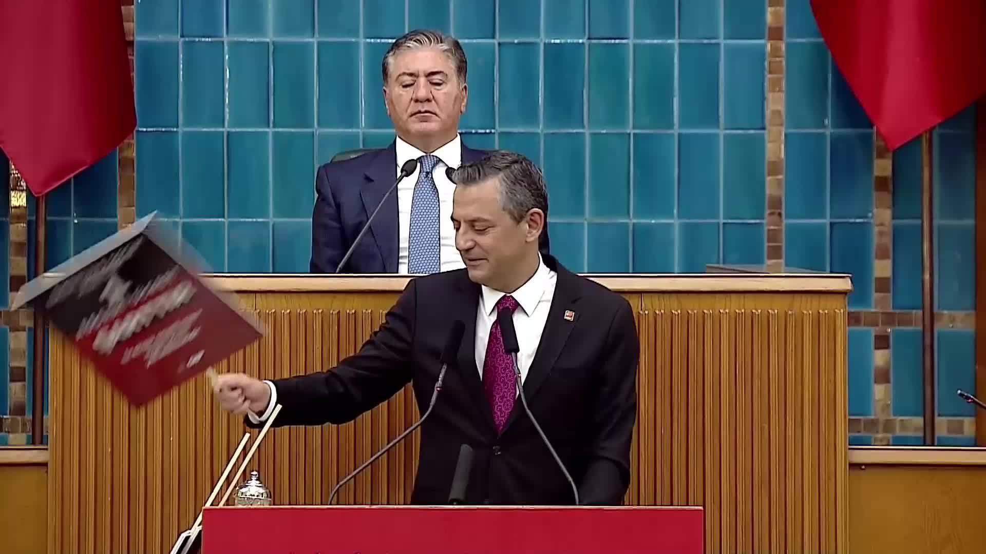 CHP grup toplantısı... Özgür Özel’den valizle para hesabı: “Ülkeyi bu hale getirenler bizi kendi gündemlerine mahkum edemezler. Bizim derdimiz milletin derdidir”