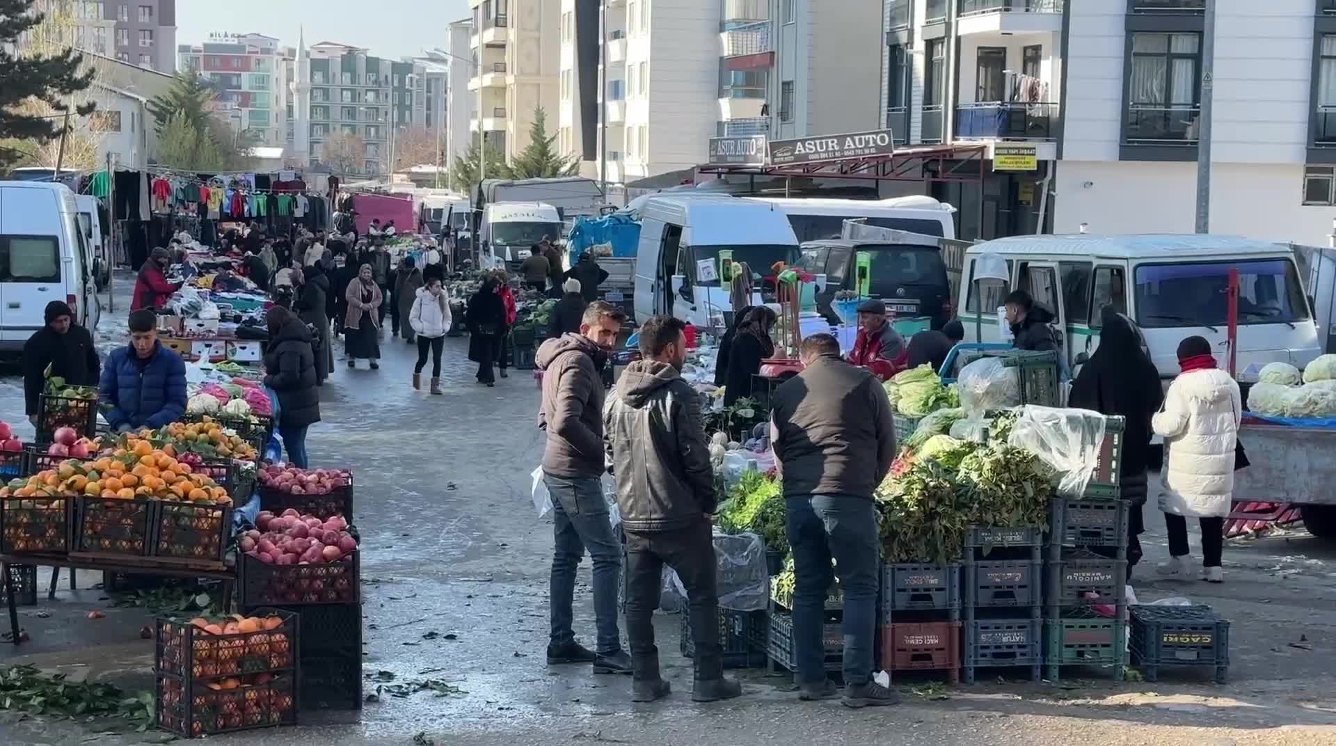 Van'da pazar esnafı ekonomiden dert yandı: "Fiyat hızına yetişemiyoruz. Çoğu esnaf iflas etti"