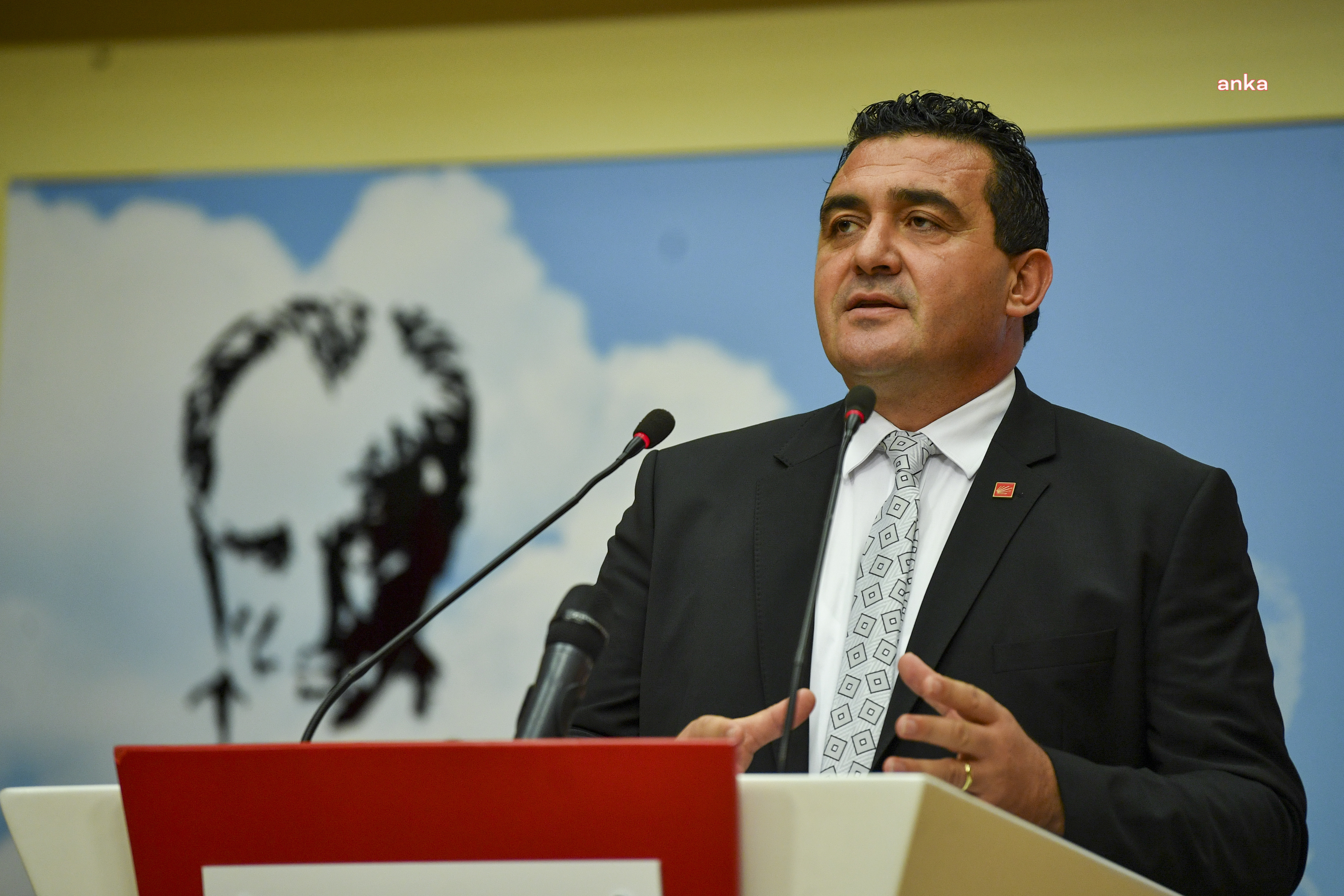 Ulaş Karasu’dan Bakan Uraloğlu’na tepki: Dünyanın en pahalı ve yavaş interneti Türkiye’de. Bakan, Türk Telekom’un soygununa göz yumuyor ama onu suçluyor. Suçlamayı bırakın da iş yapın
