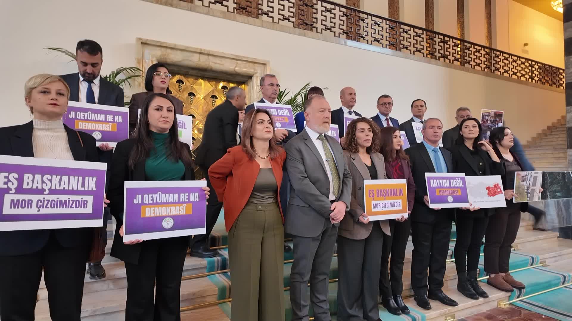 DEM Parti'liler Meclis'te eylemde... DEM Partili grup başkanvekilleri ile milletvekilleri Şeref Holü'nde oturma eylemi yaptı
