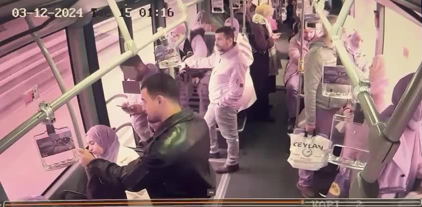 İstanbul'da fırlayan rögar kapağının yol açtığı kaza kameralara yansıdı